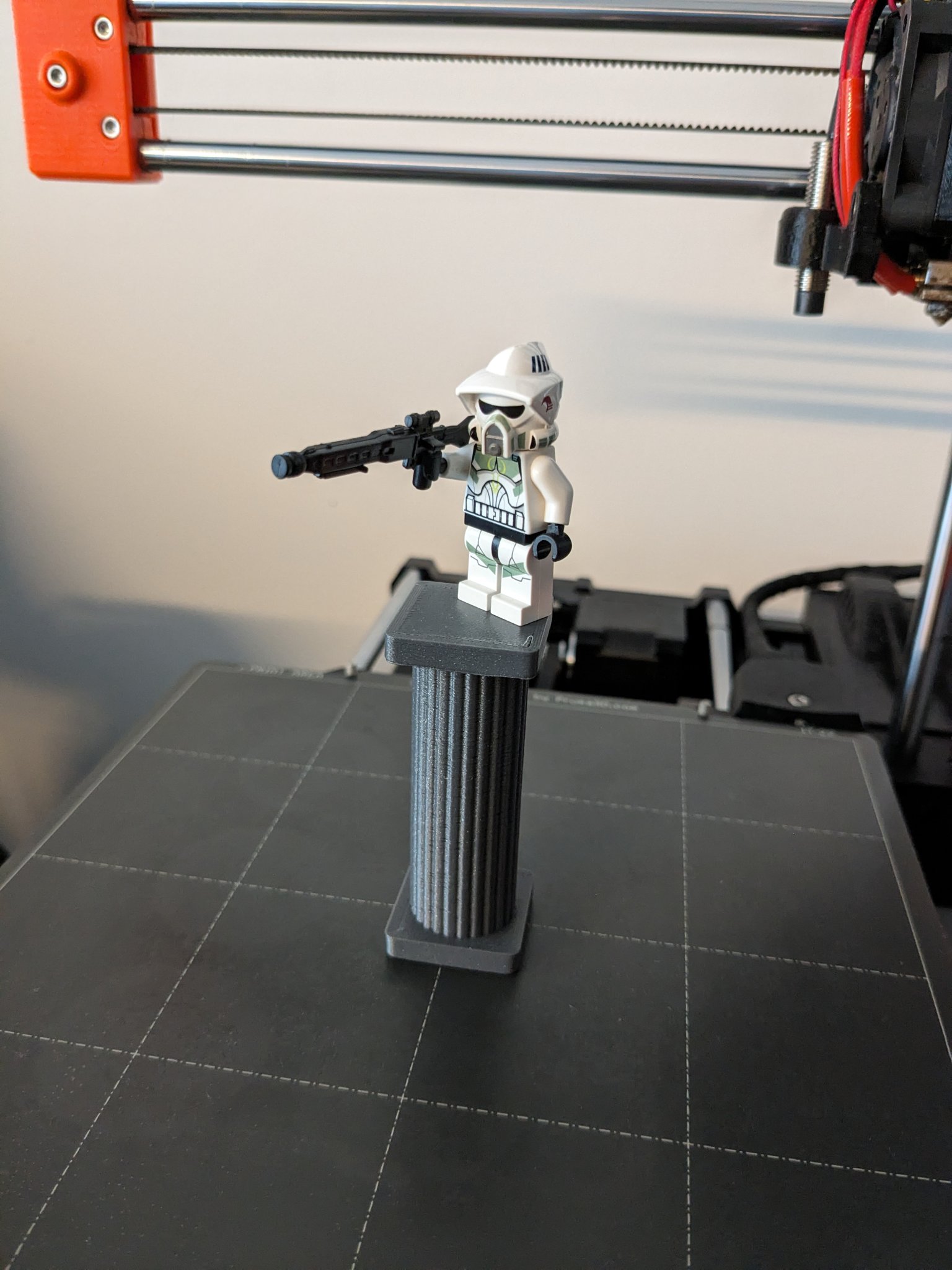 Cột đá cẩm thạch trang trí cho màn hình máy tính