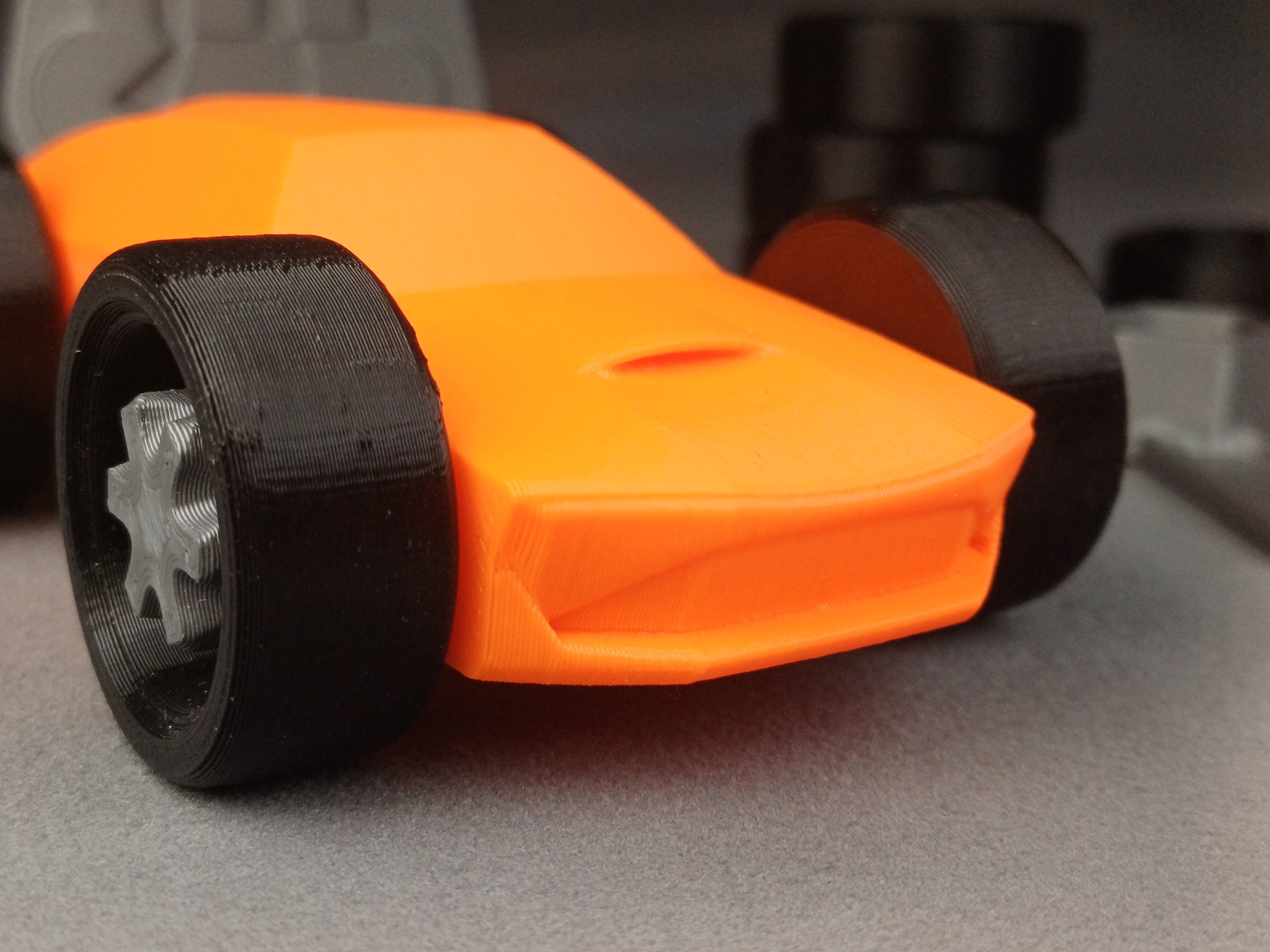 Ô tô đồ chơi Concept R với bánh xe thay đổi linh hoạt