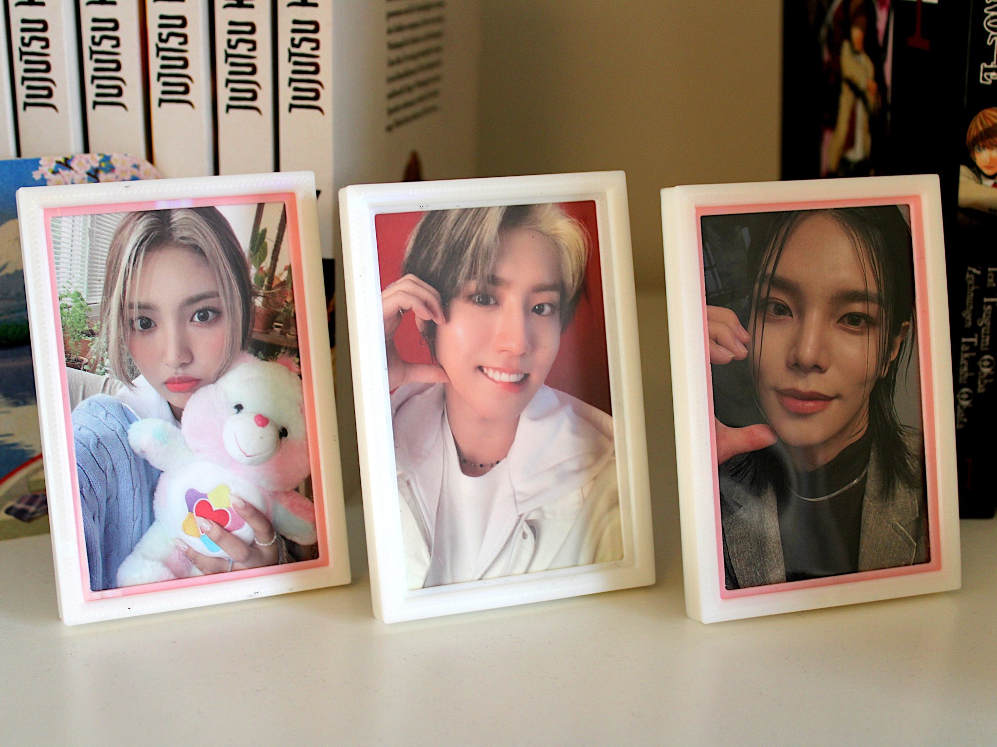 Giá đỡ thẻ ảnh Kpop & Pokemon với khung màu sắc