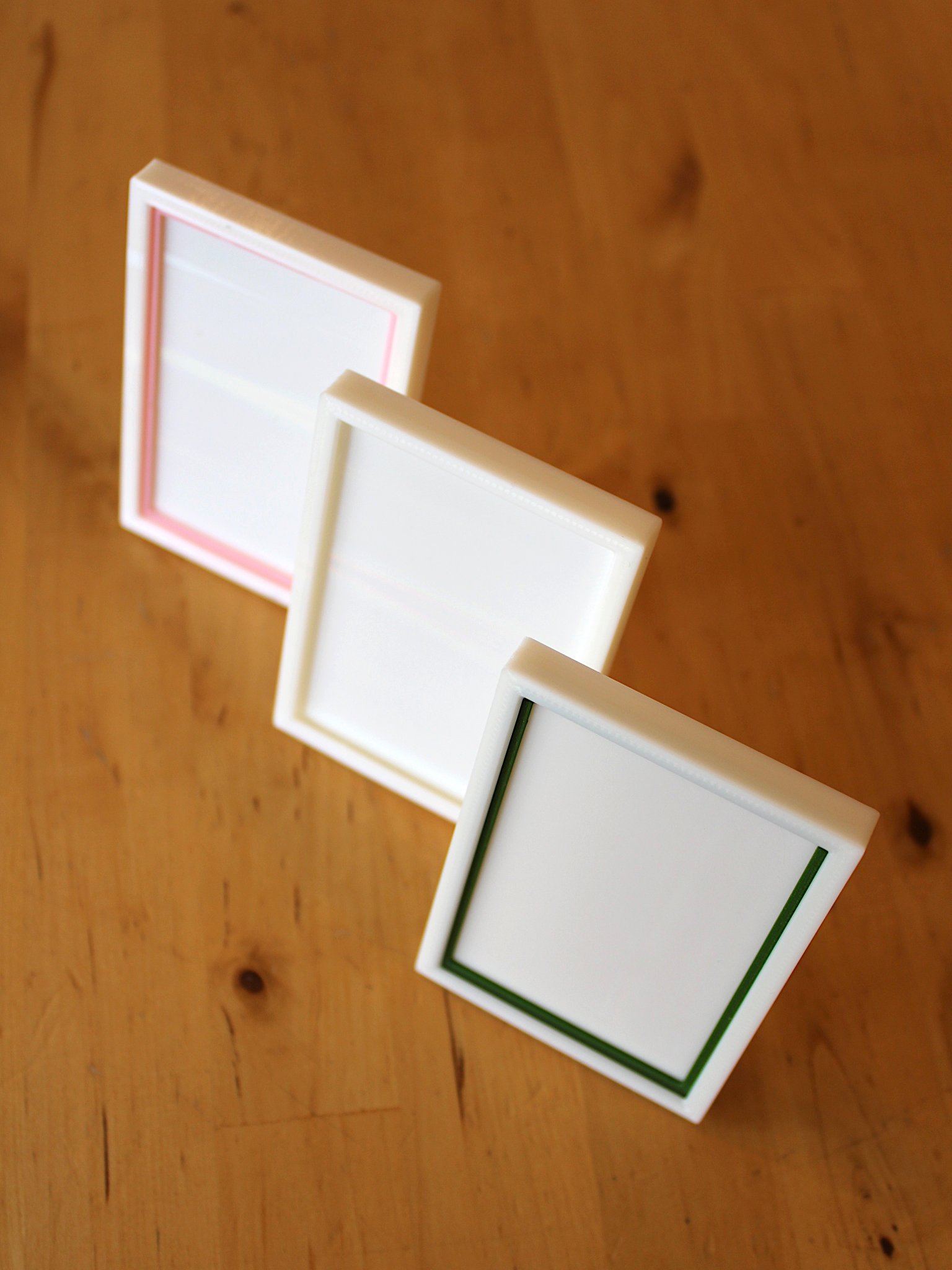 Giá đỡ thẻ ảnh Kpop & Pokemon với khung màu sắc