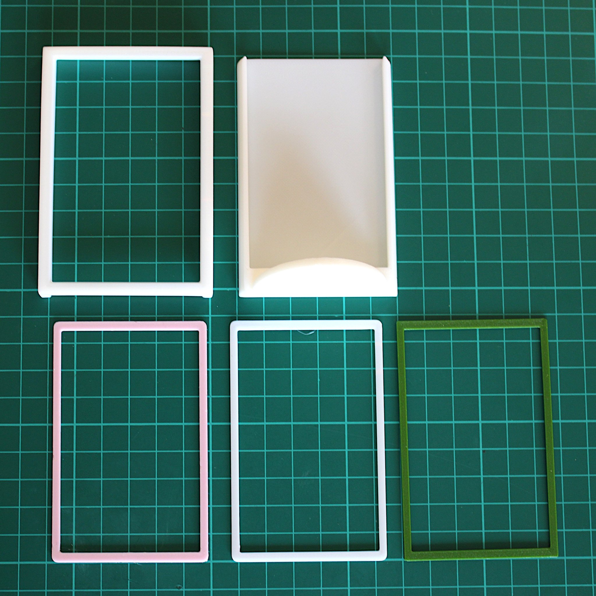 Giá đỡ thẻ ảnh Kpop & Pokemon với khung màu sắc