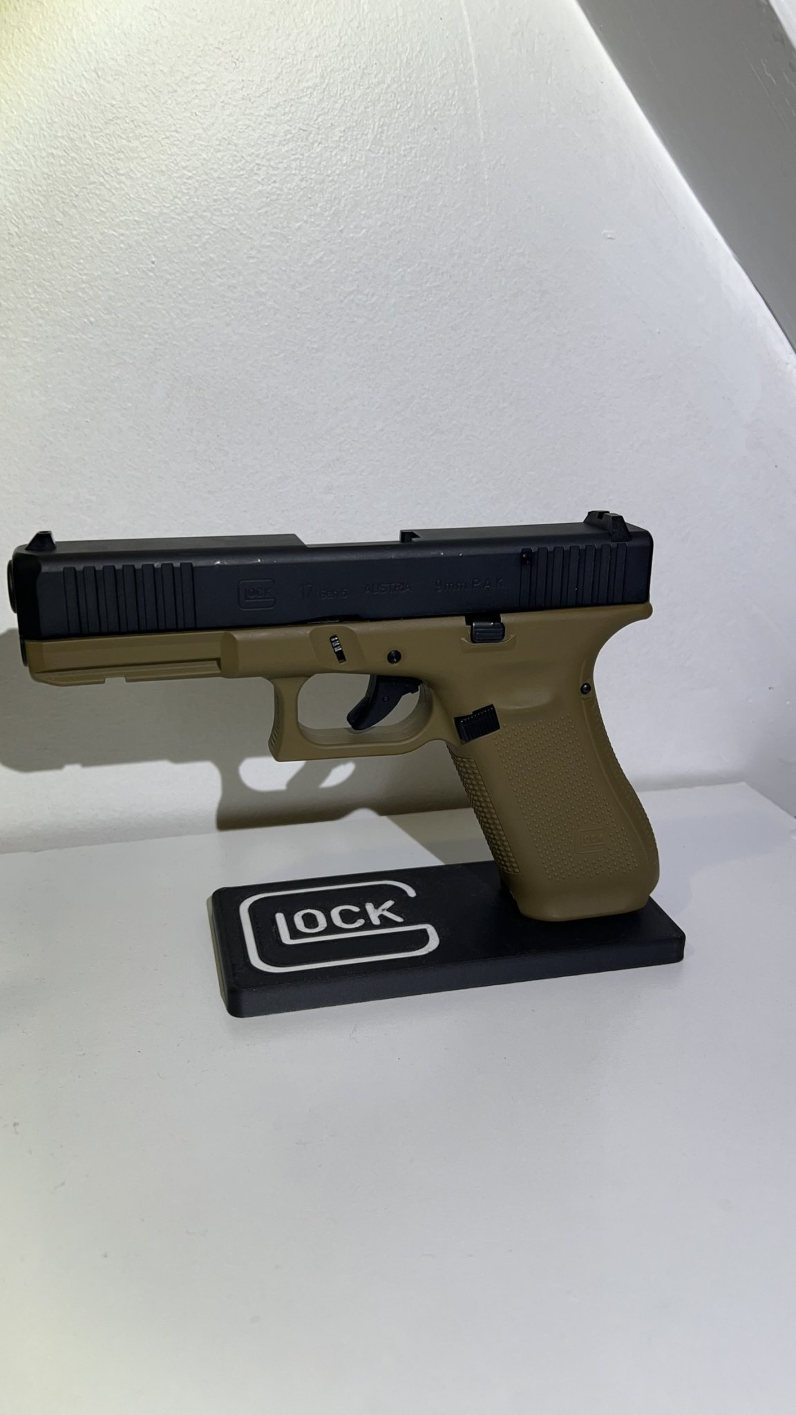 Giá đỡ súng Glock 17 PAK đơn giản và chắc chắn