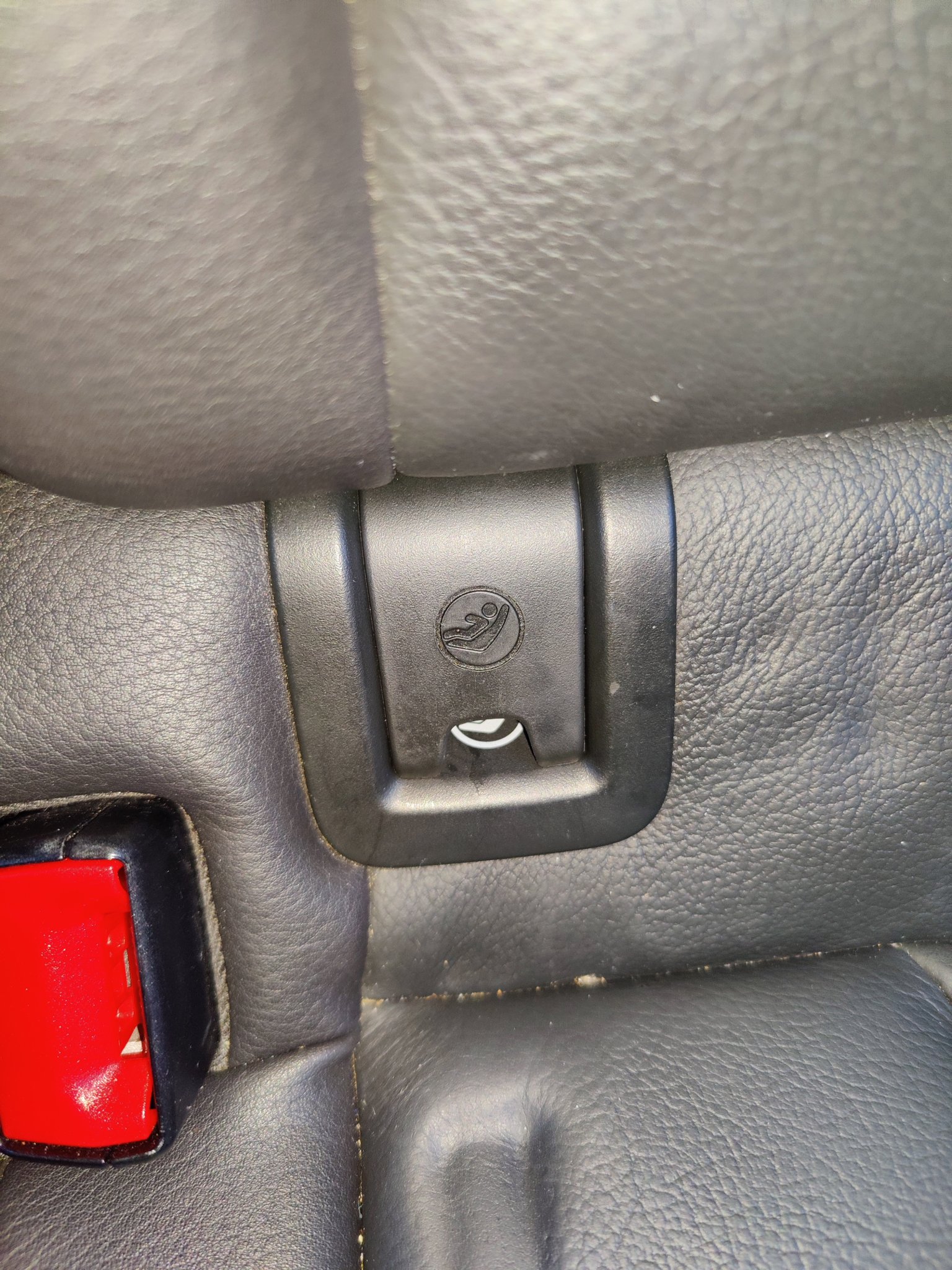 Nắp che điểm neo ghế trẻ em cho xe Audi