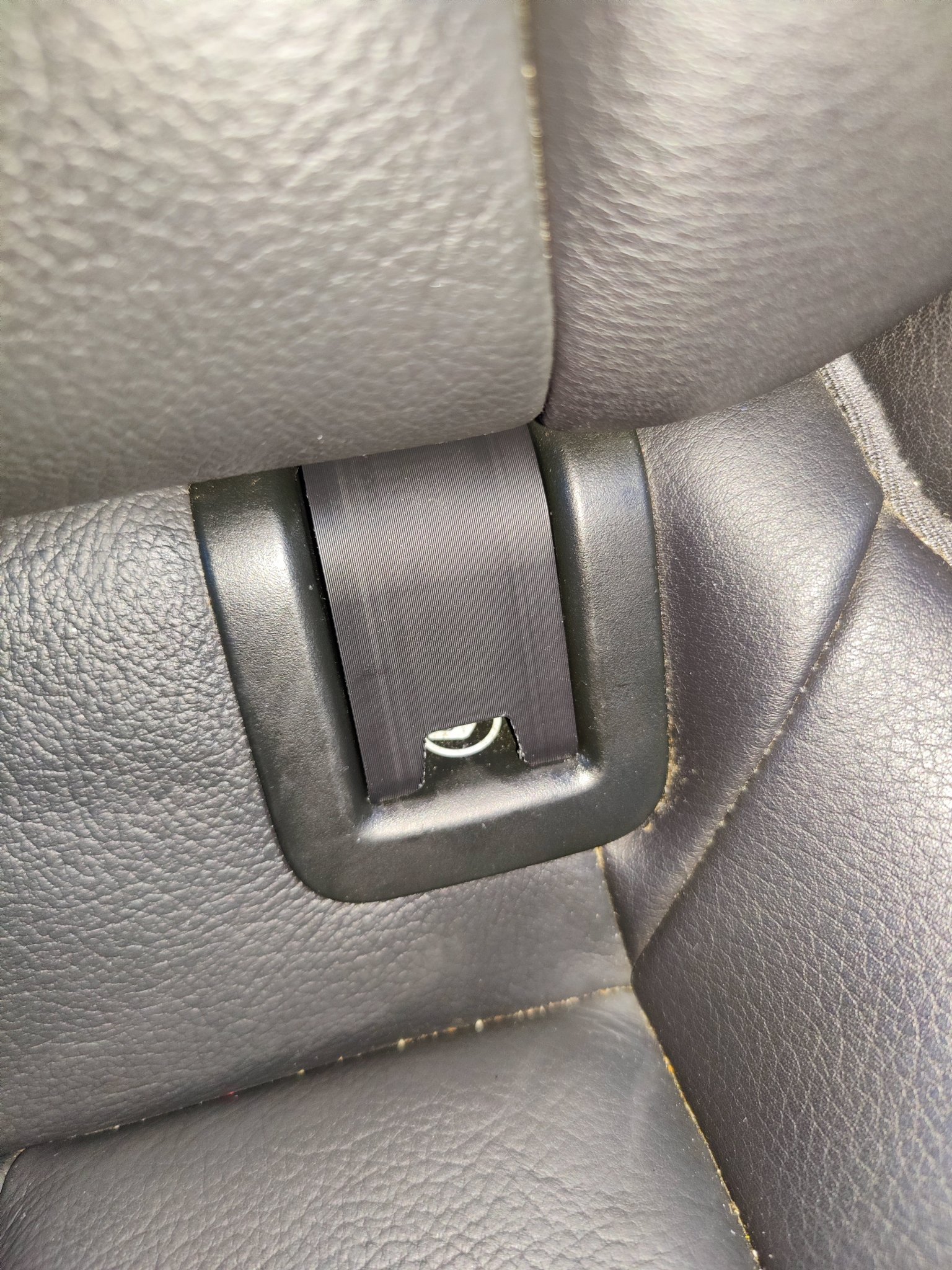 Nắp che điểm neo ghế trẻ em cho xe Audi