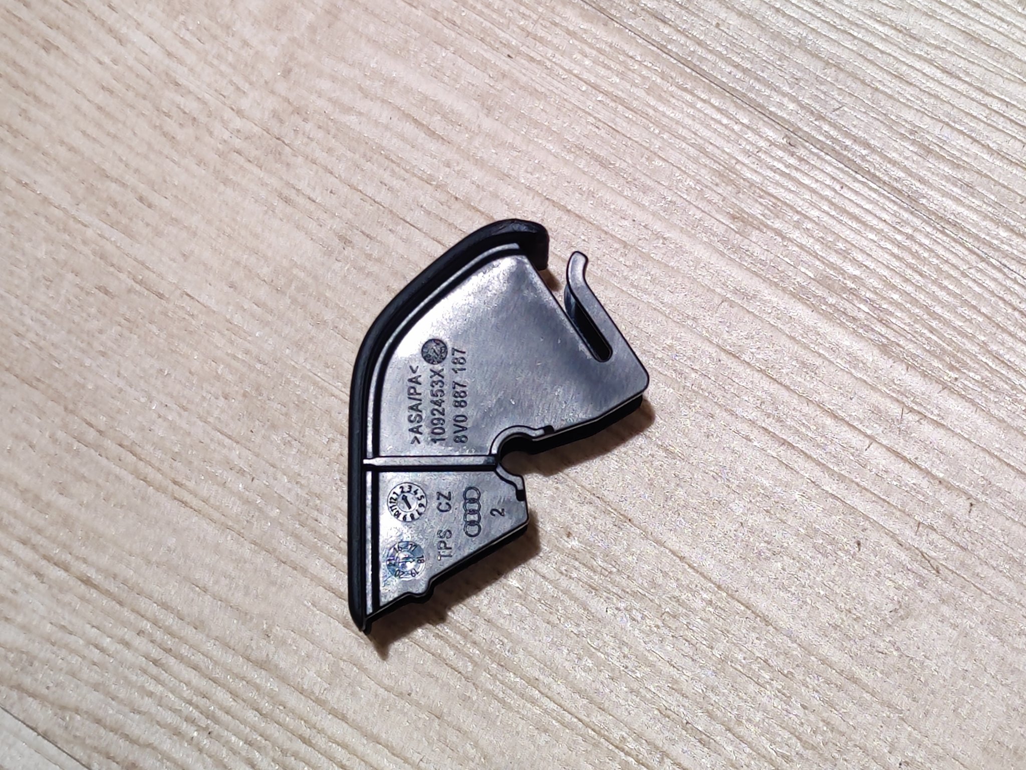 Nắp che điểm neo ghế trẻ em cho xe Audi