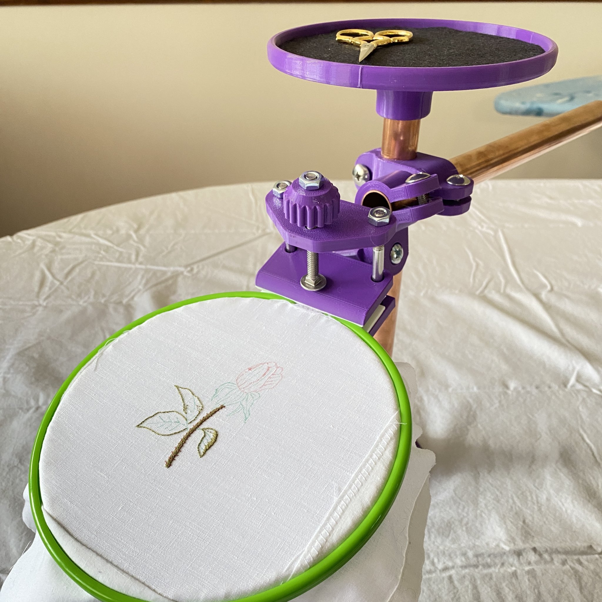 Giá đỡ thêu tay Clare: Ergonomic và dễ sử dụng