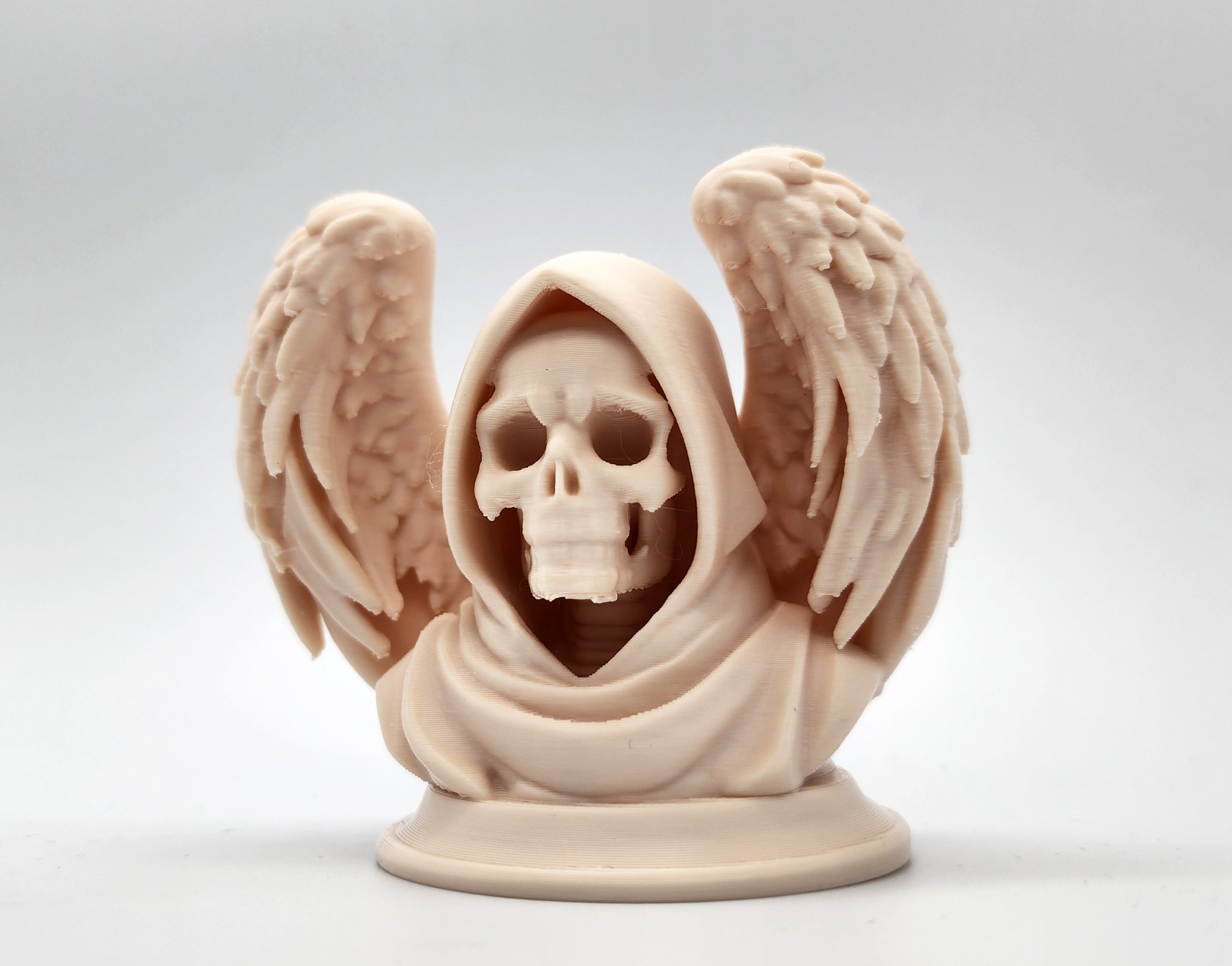 Bust đầu lâu của Thần Chết trong trang phục choàng