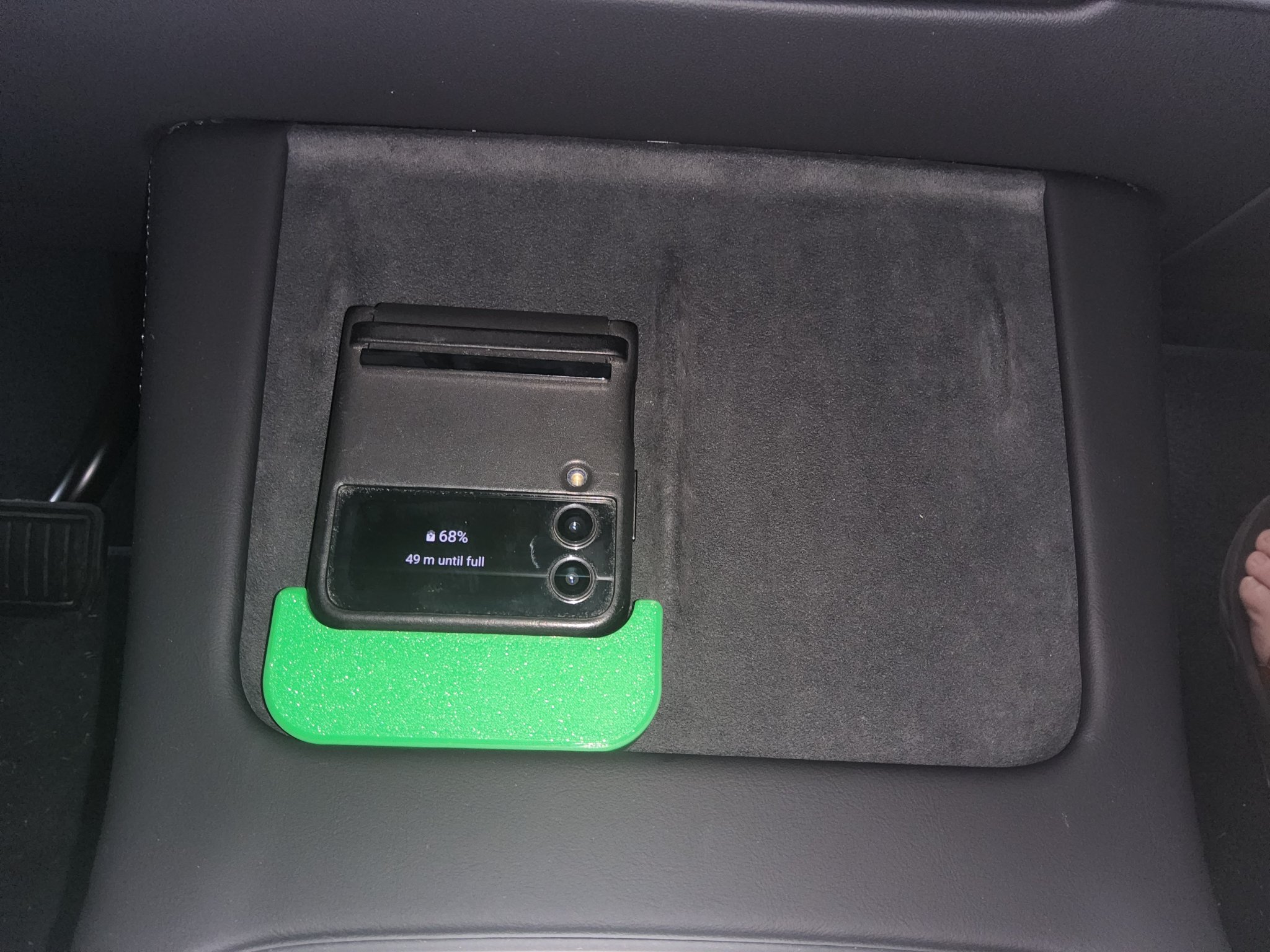 Giá đỡ điện thoại gập cho sạc không dây Tesla Model Y