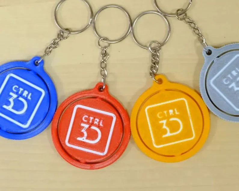 Móc khóa xoay đa màu sắc với logo Control3D