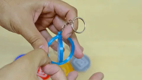 Móc khóa xoay đa màu sắc với logo Control3D