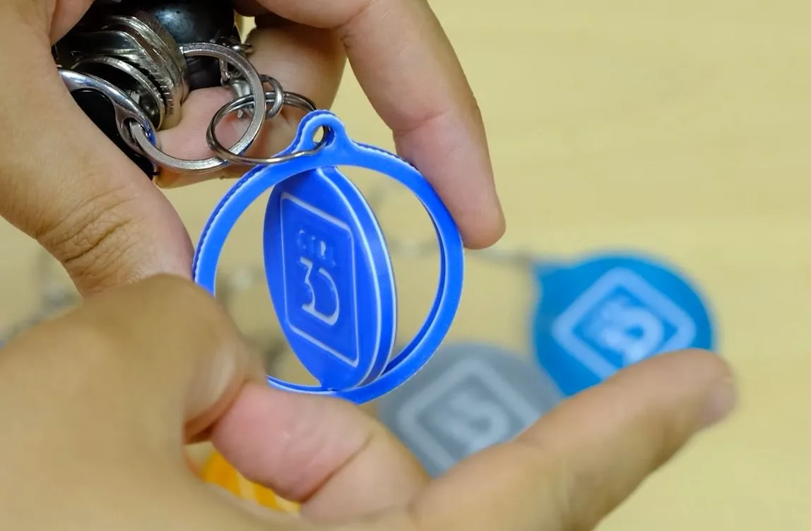 Móc khóa xoay đa màu sắc với logo Control3D