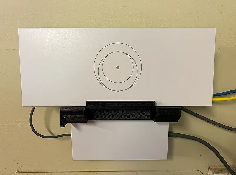 Giá đỡ router Starlink Gen 3 kèm nguồn điện treo tường