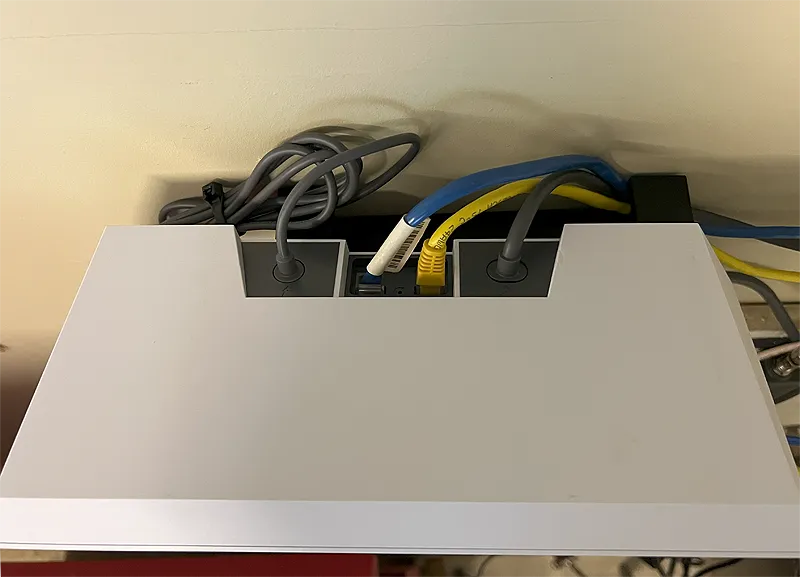 Giá đỡ router Starlink Gen 3 kèm nguồn điện treo tường