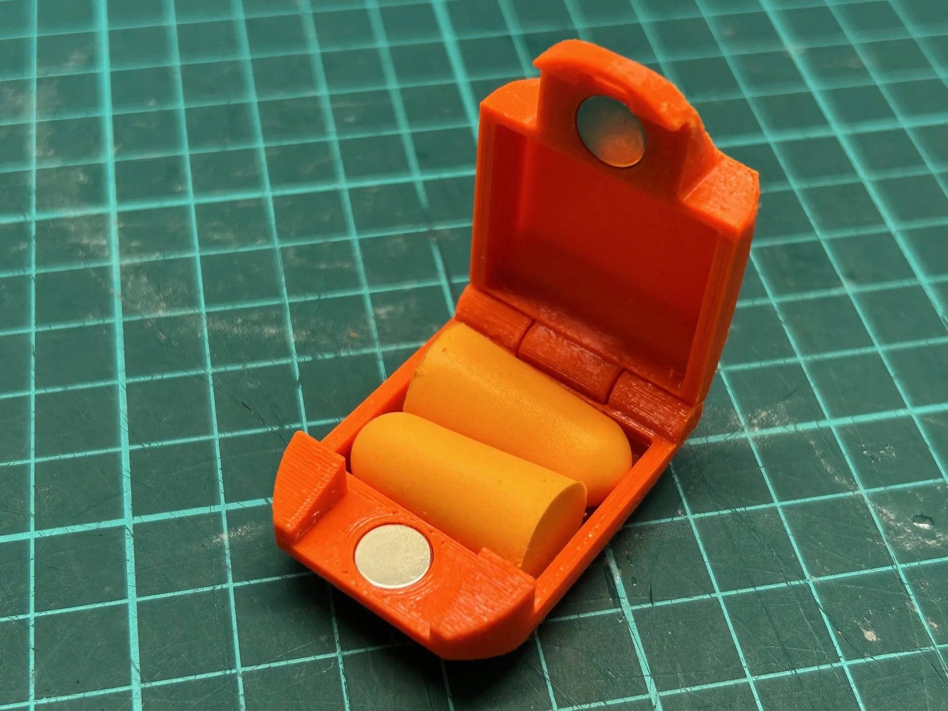 Hộp đựng tai nghe có nắp gập và nam châm cho xe máy