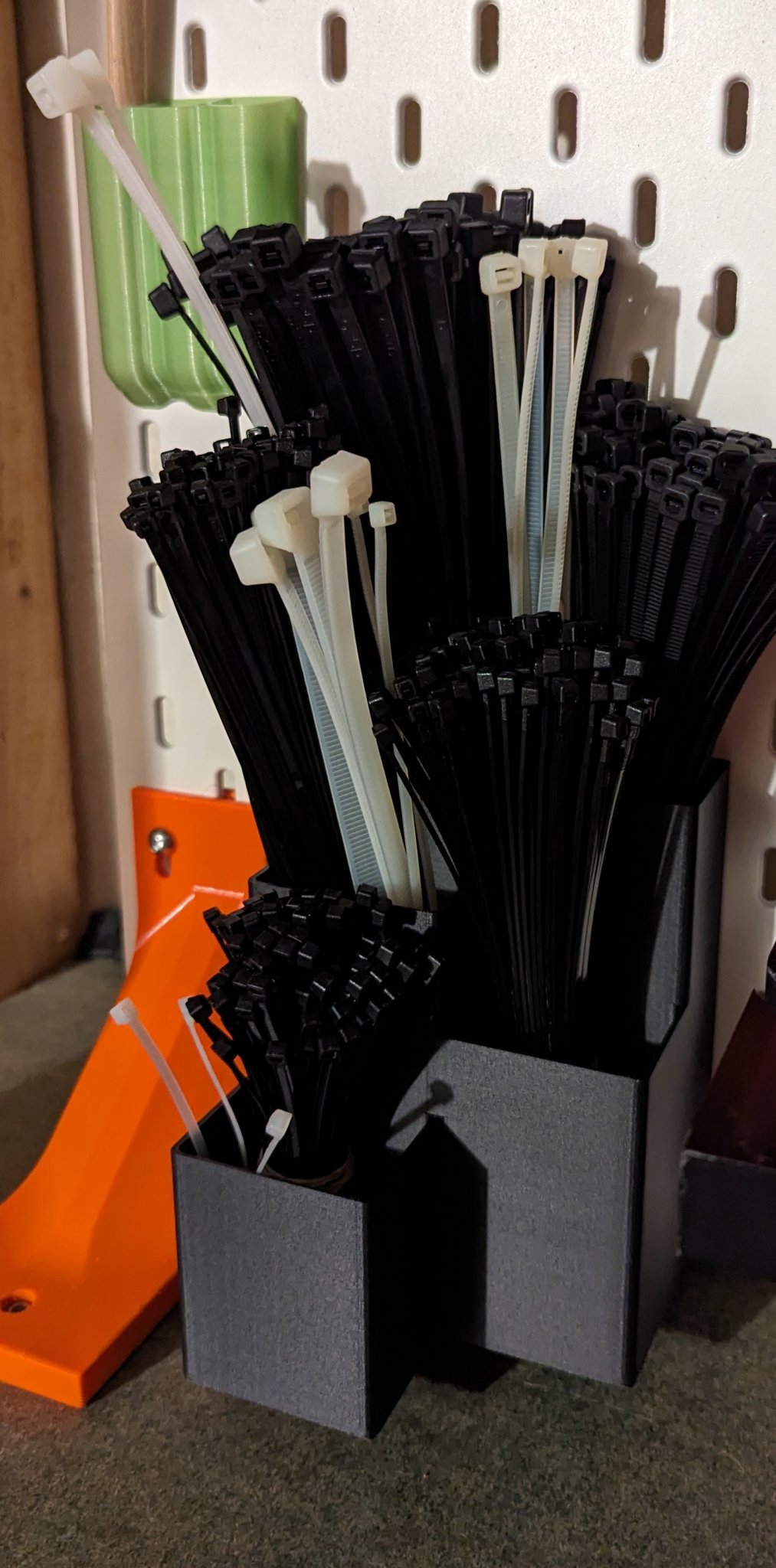 Giá đỡ dây buộc cho hộp dây buộc Skadis