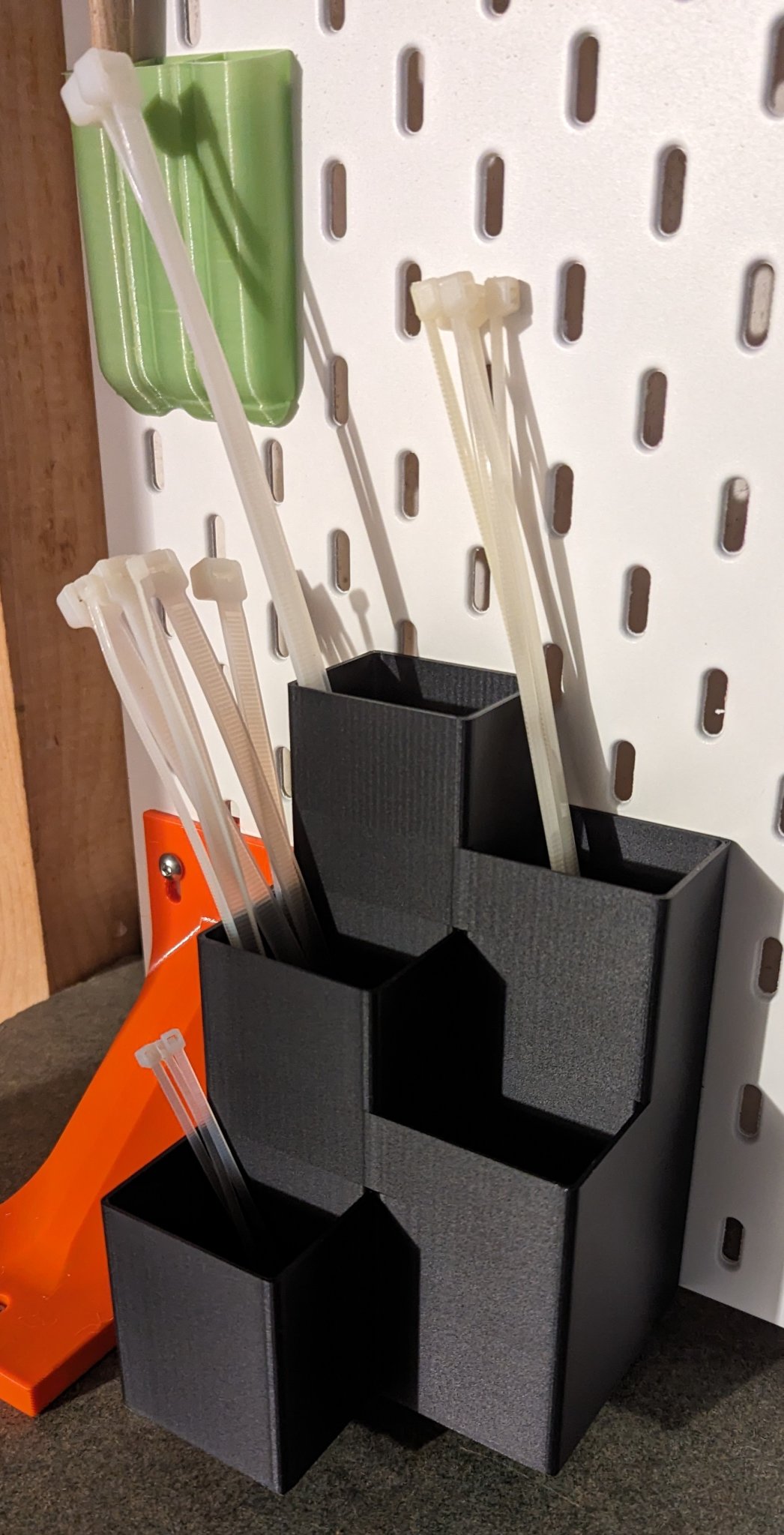 Giá đỡ dây buộc cho hộp dây buộc Skadis