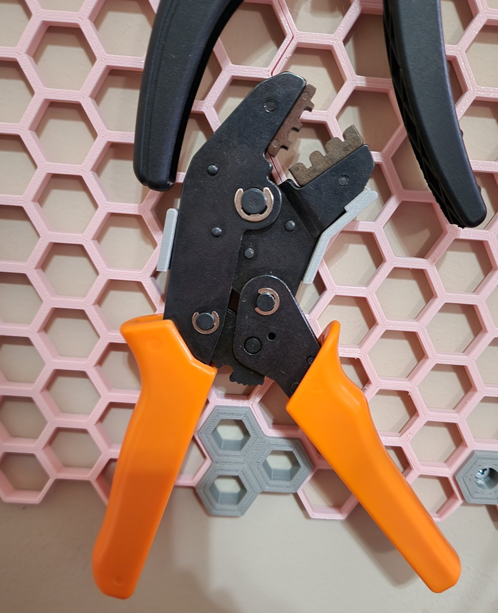 Giá đỡ kẹp IWISS cho Tường Lưu Trữ Tổ Ong và Multiboard