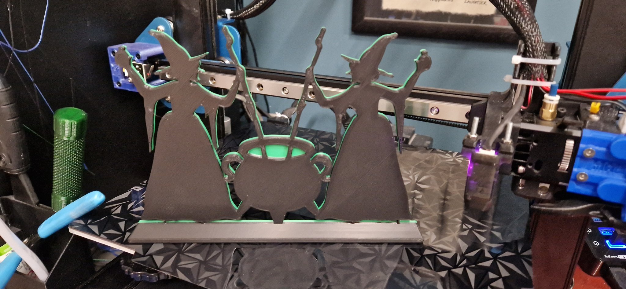 Hai phù thủy đang chế tạo thuốc bí truyền