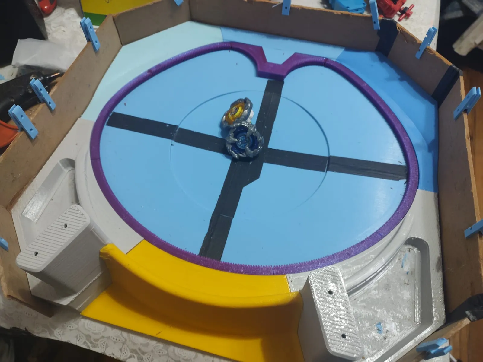 Sân đấu Beyblade X giống như sân Takara Tommy