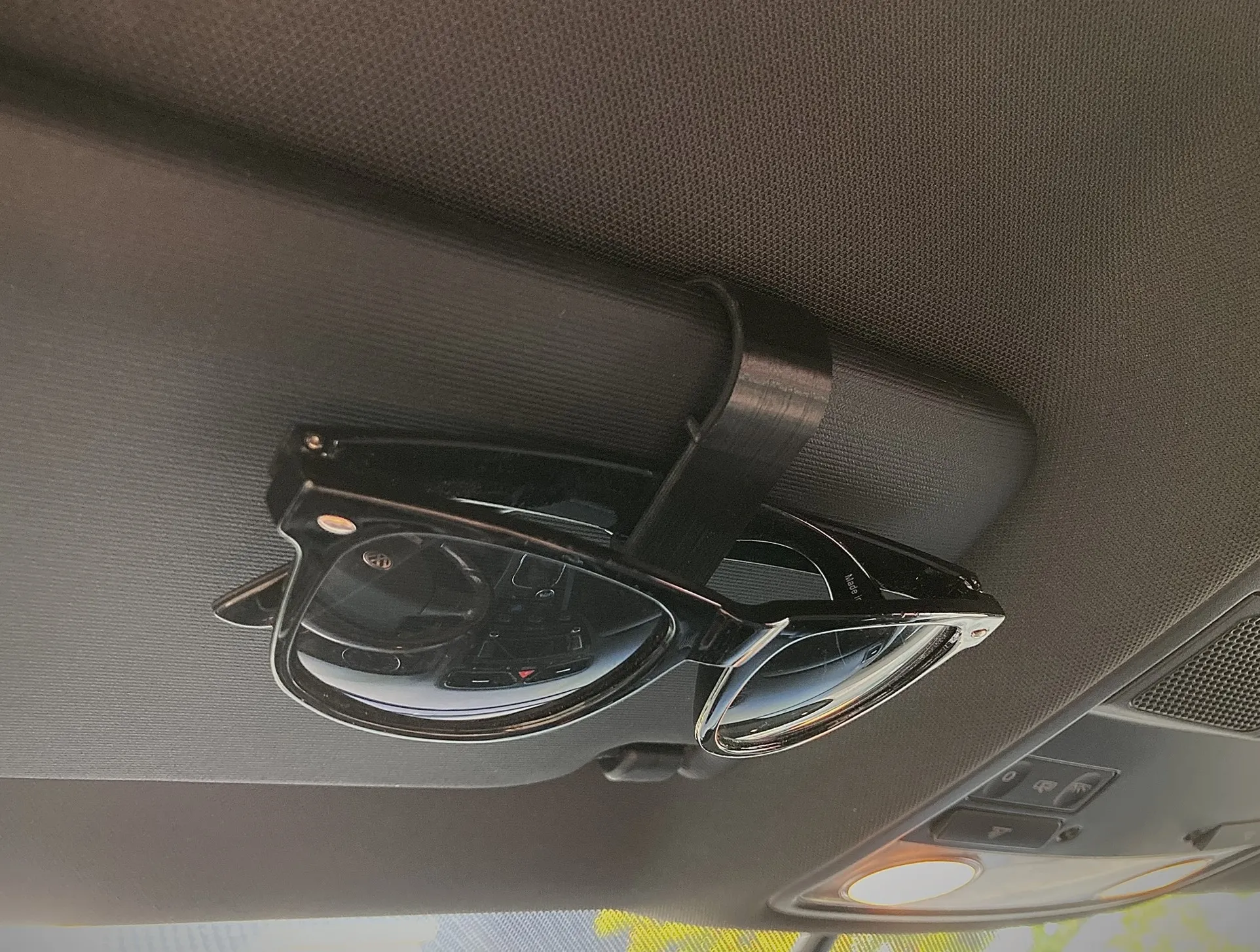 Kẹp để giữ kính râm trên kính chắn gió ô tô