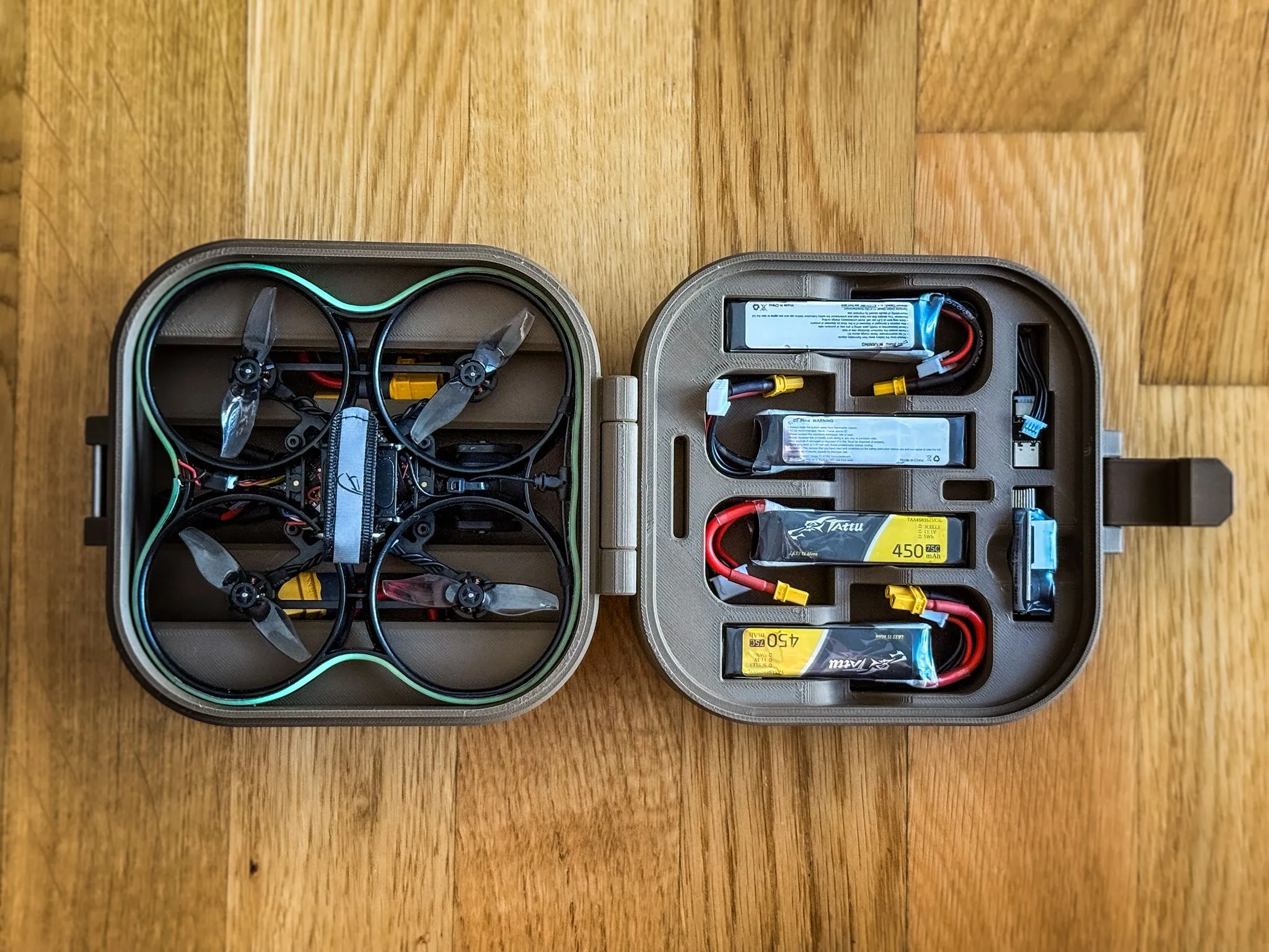 Hộp đựng BetaFPV Pavo20 với khe cắm LiPo và phụ kiện