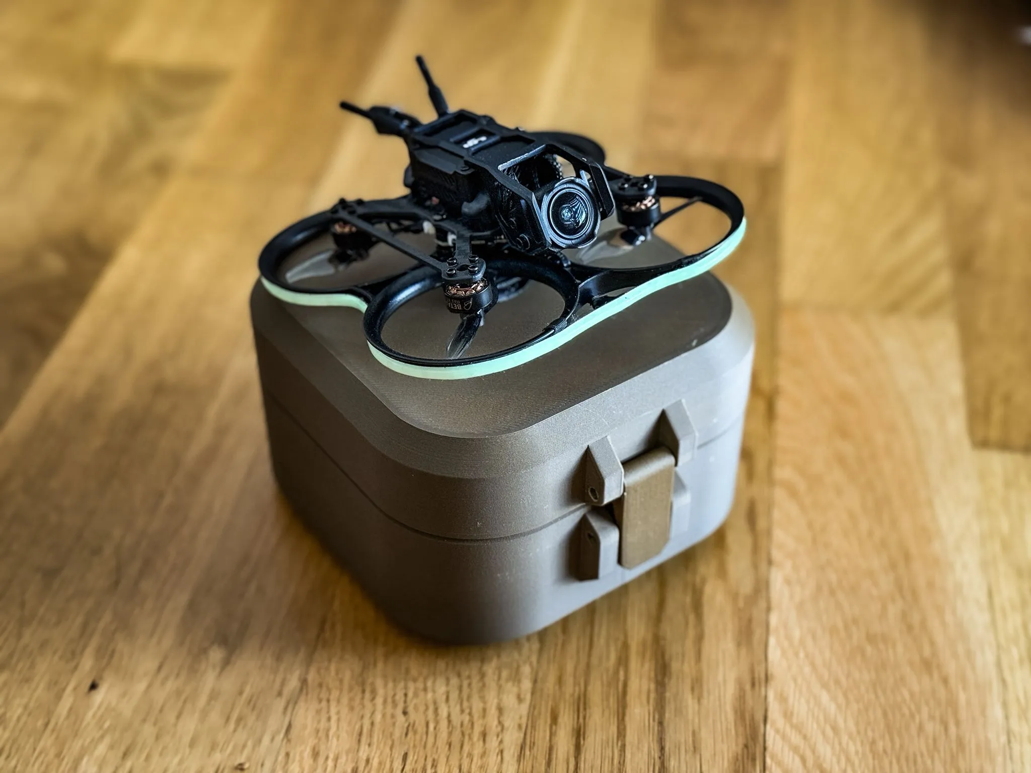 Hộp đựng BetaFPV Pavo20 với khe cắm LiPo và phụ kiện