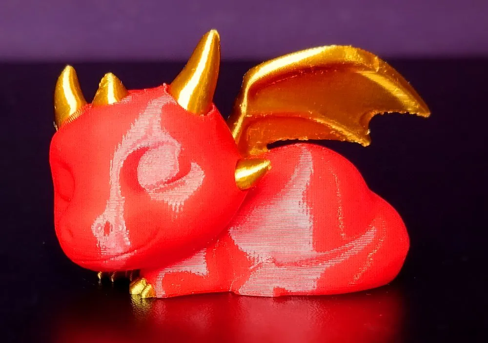 Rồng con dễ thương đang ngủ với hai màu sắc