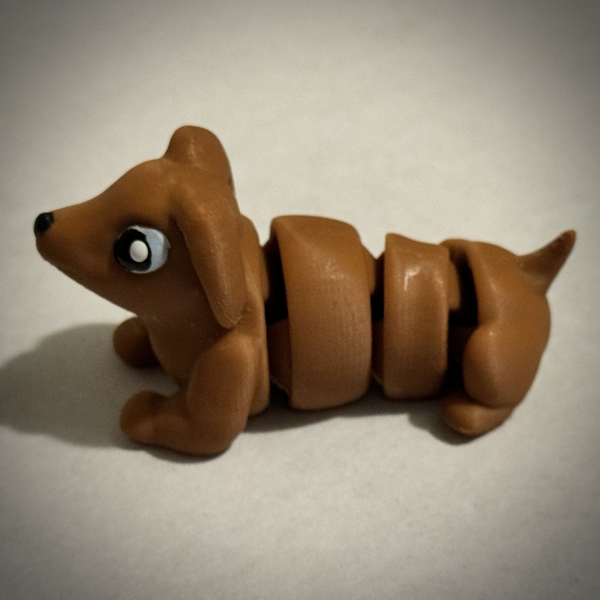 Chó Dachshund đồ chơi có khớp linh hoạt in sẵn
