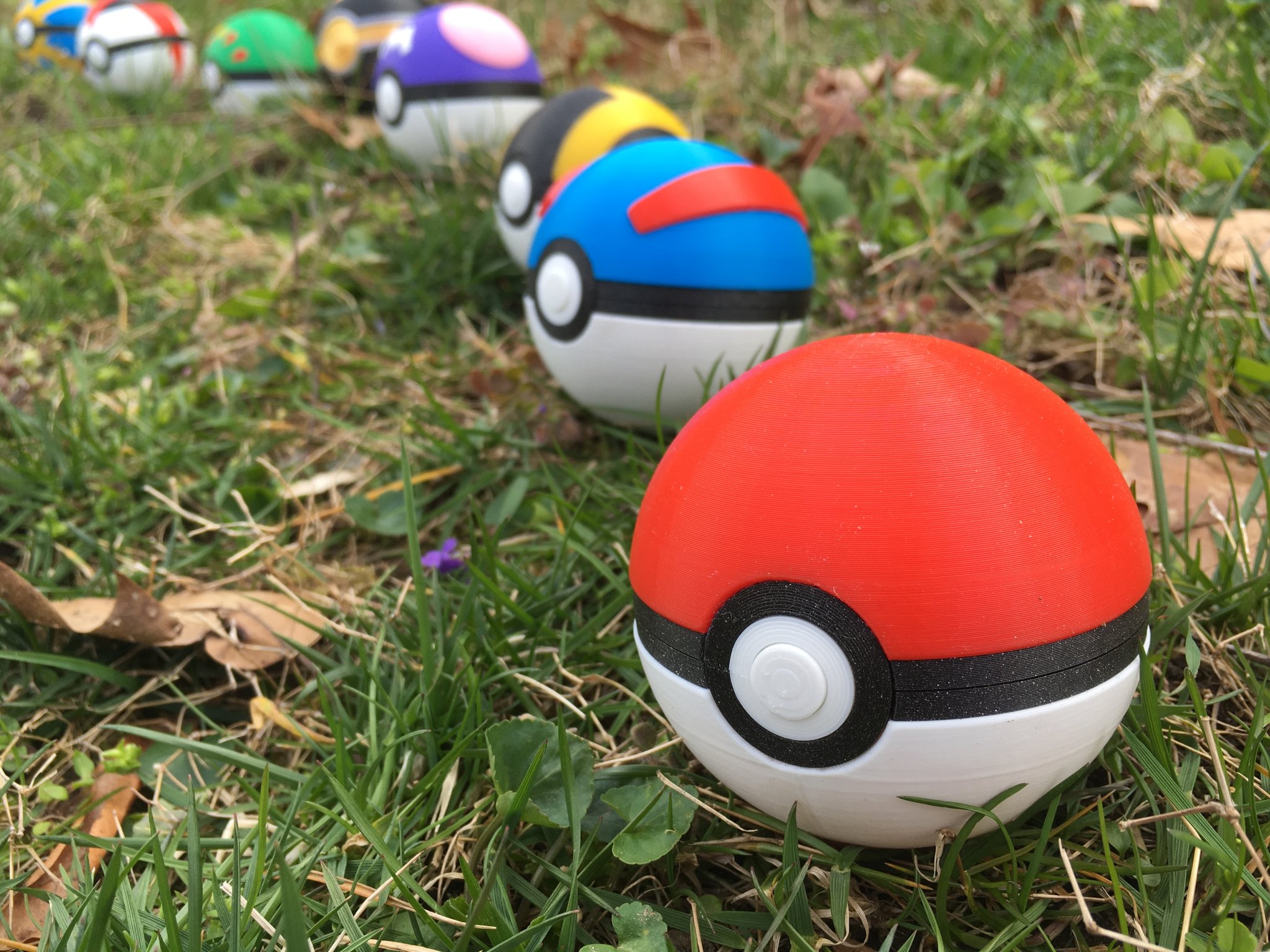 Pokeball với cơ chế bản lề in liền và khóa từ