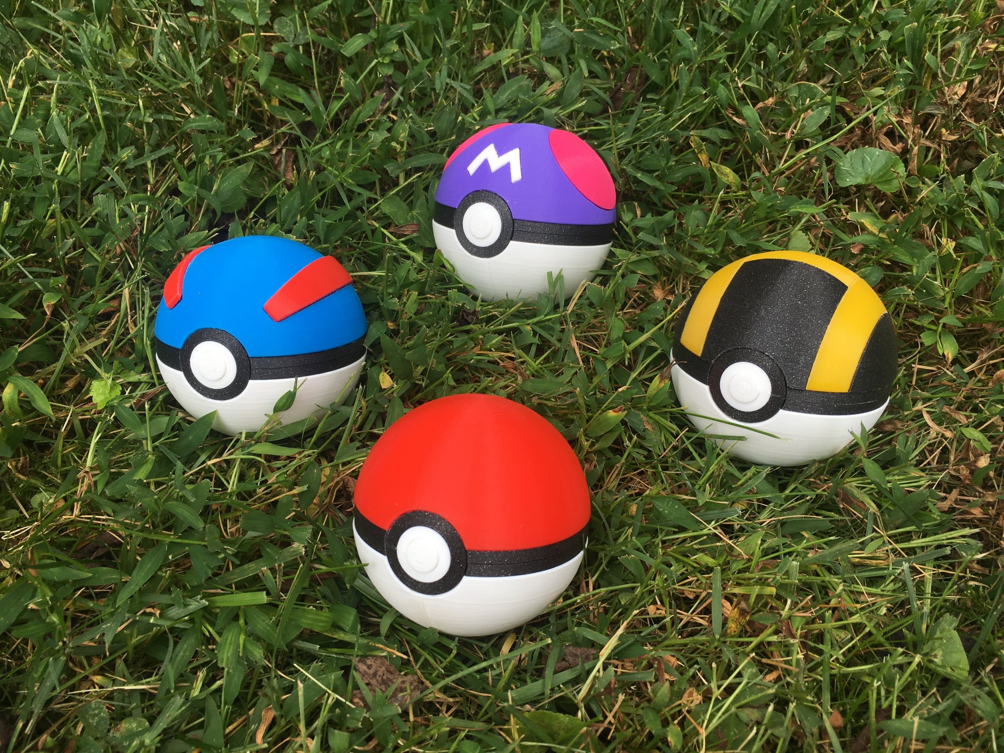 Pokeball với cơ chế bản lề in liền và khóa từ