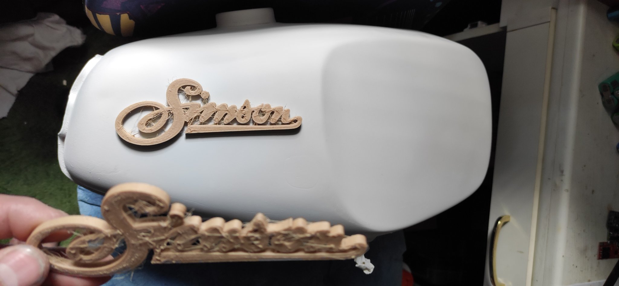 Chữ ký Simson cổ cho bình xăng hoặc nắp bên