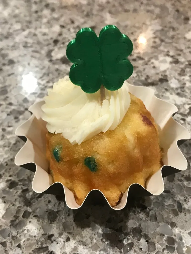 Mô hình trang trí bánh cupcake cỏ bốn lá cho Ngày Thánh Patrick