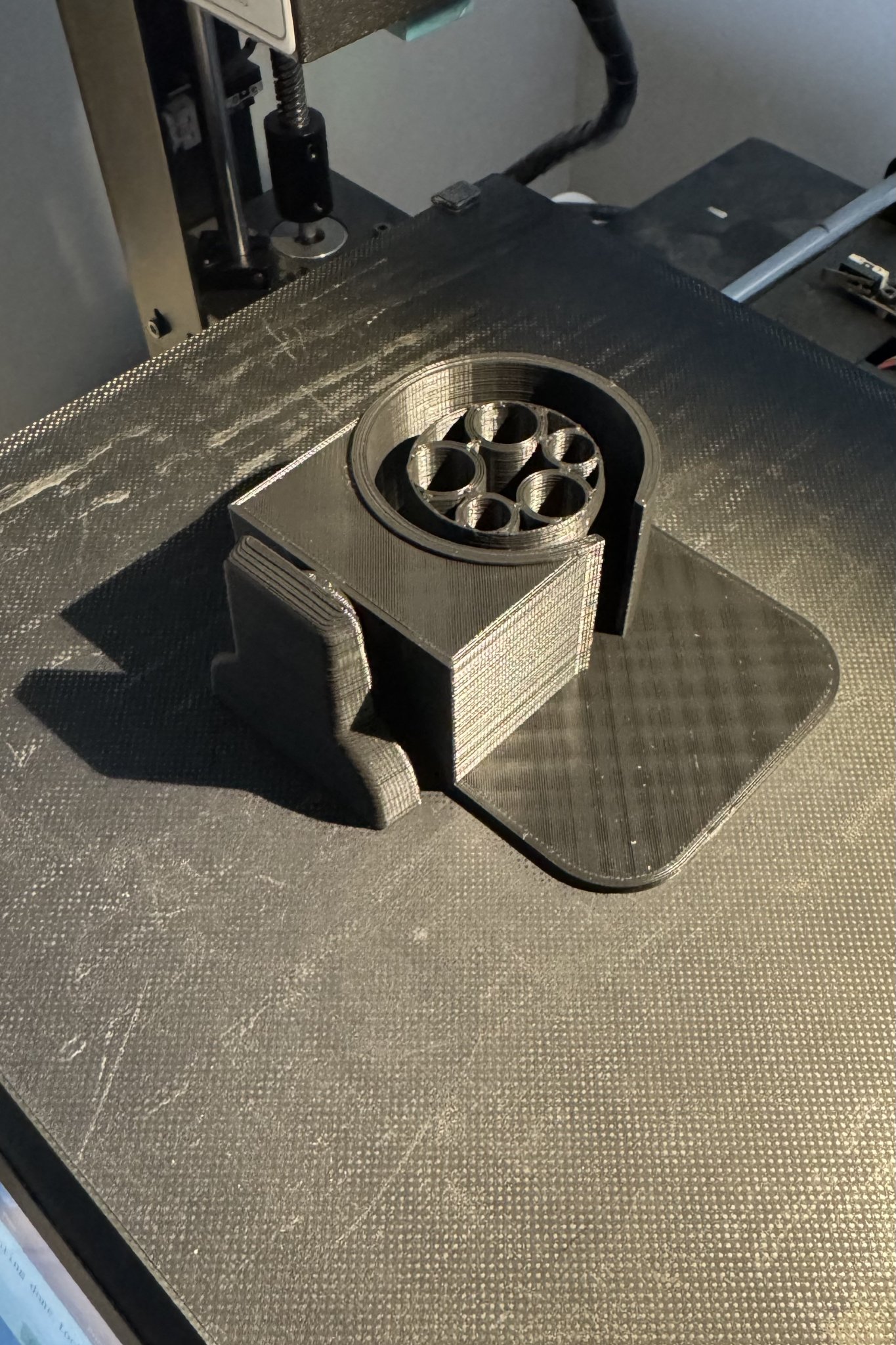 Giá đỡ NACS cho Ford Mustang Mach-E với nắp che bụi