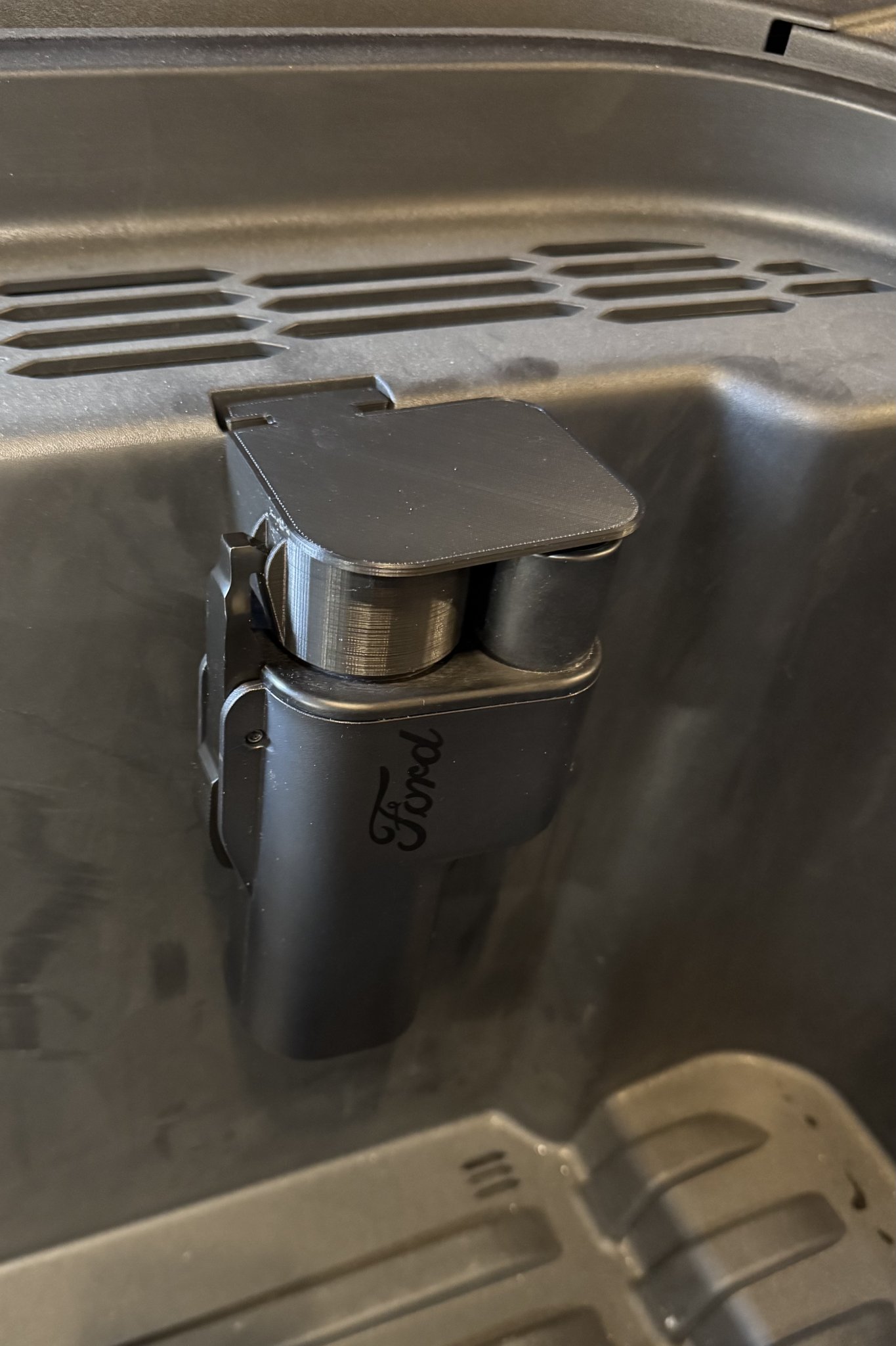 Giá đỡ NACS cho Ford Mustang Mach-E với nắp che bụi