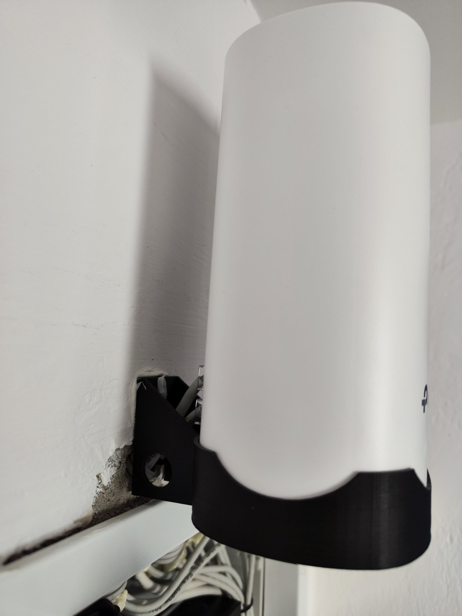 Giá đỡ tường TP-Link Deco M4 cho ống dây