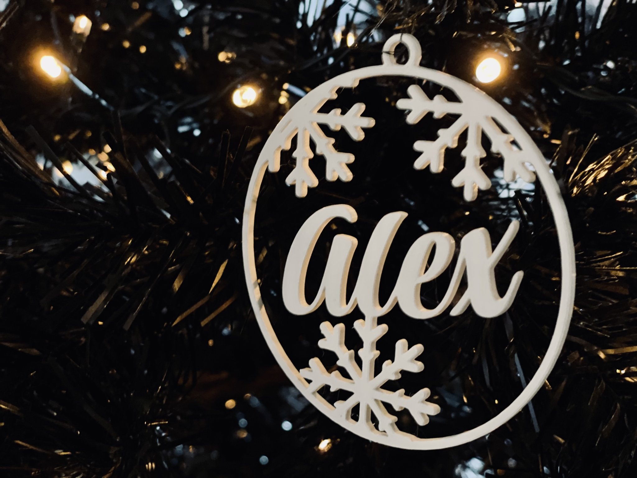 Quả cầu Giáng sinh với bông tuyết và tên Alex
