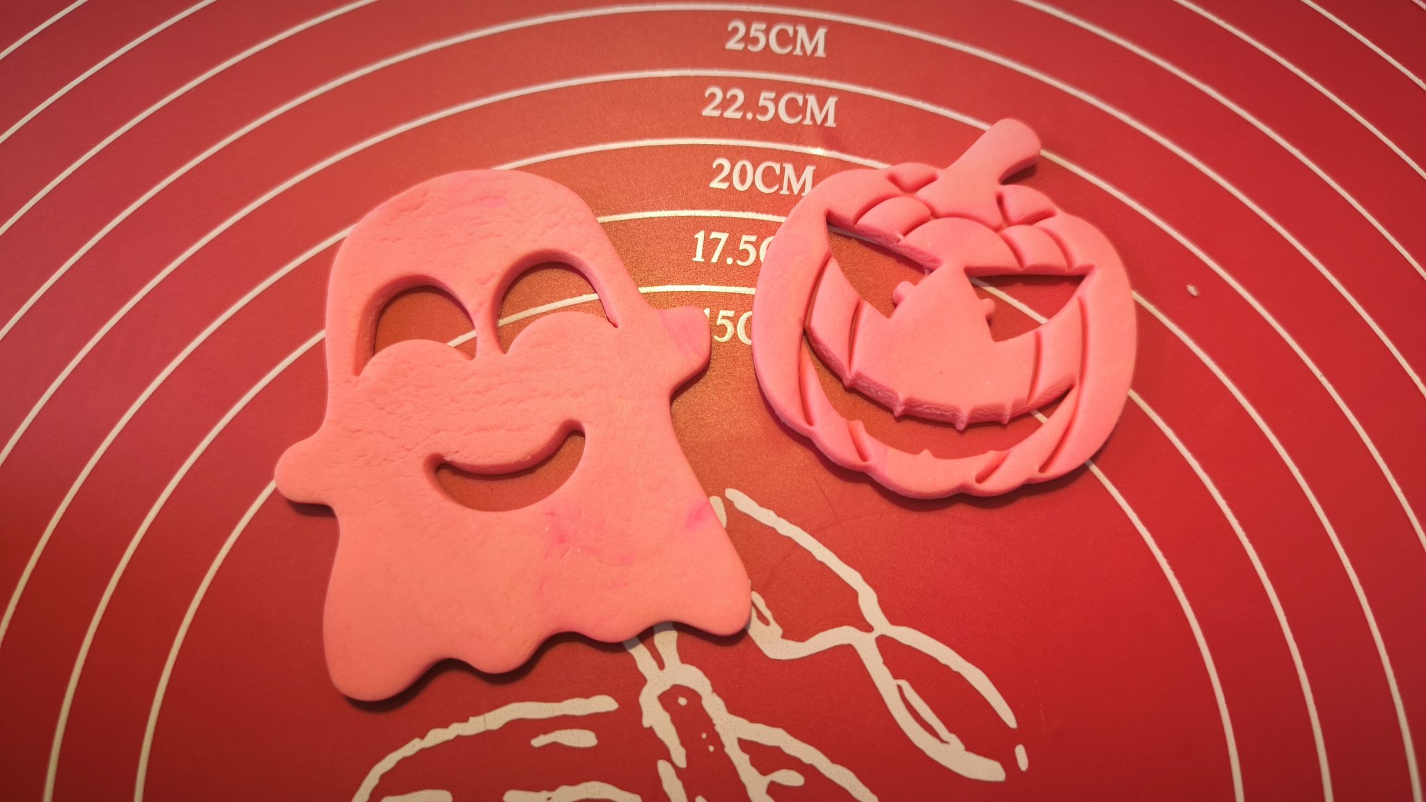 Cutter bánh quy hình ma và bí ngô cho Halloween