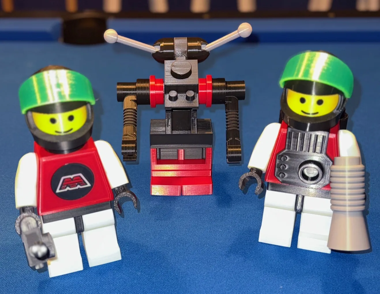 Mô hình M:Tron khổng lồ với bình khí và rô-bốt 3D