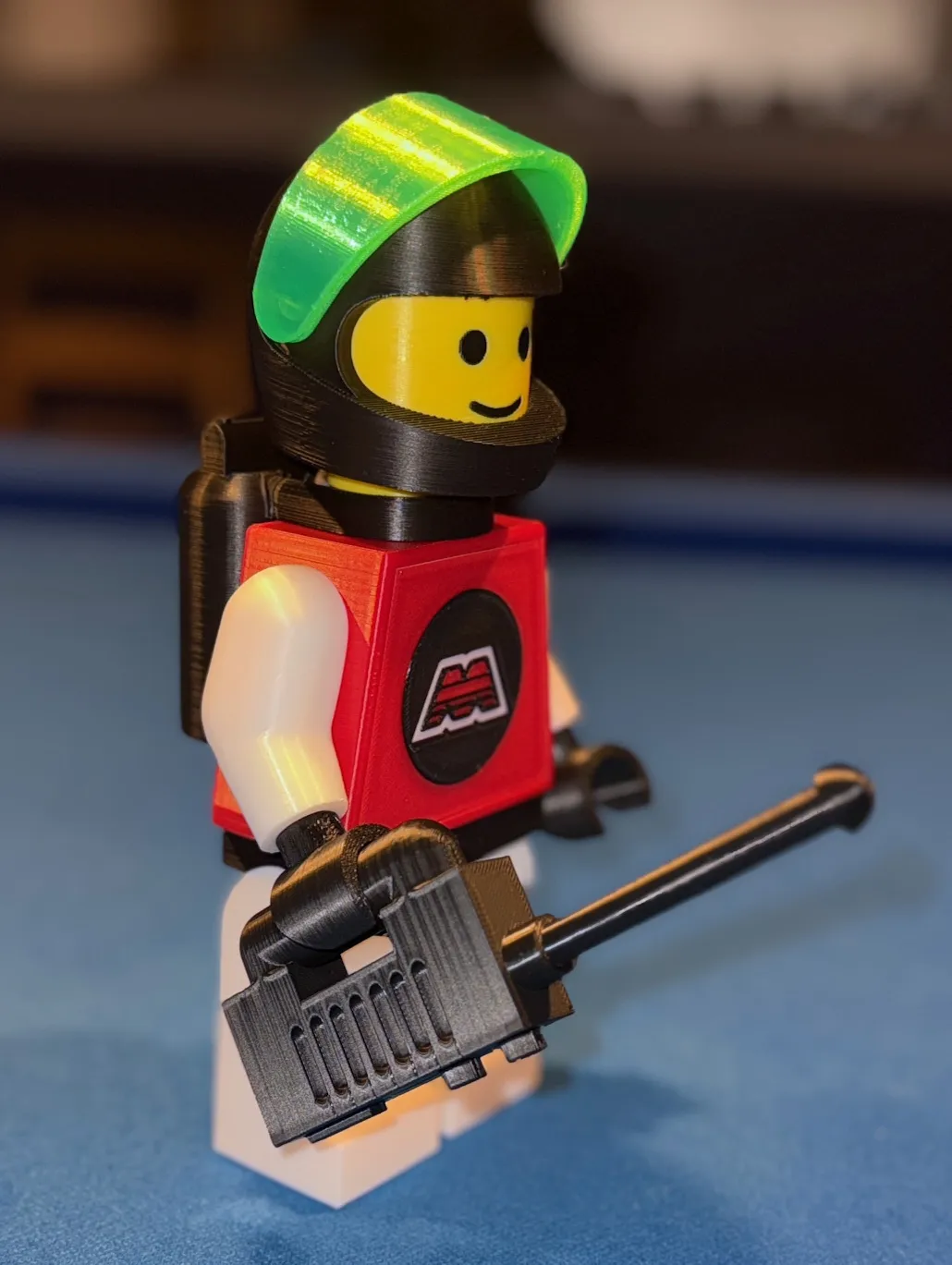 Mô hình M:Tron khổng lồ với bình khí và rô-bốt 3D