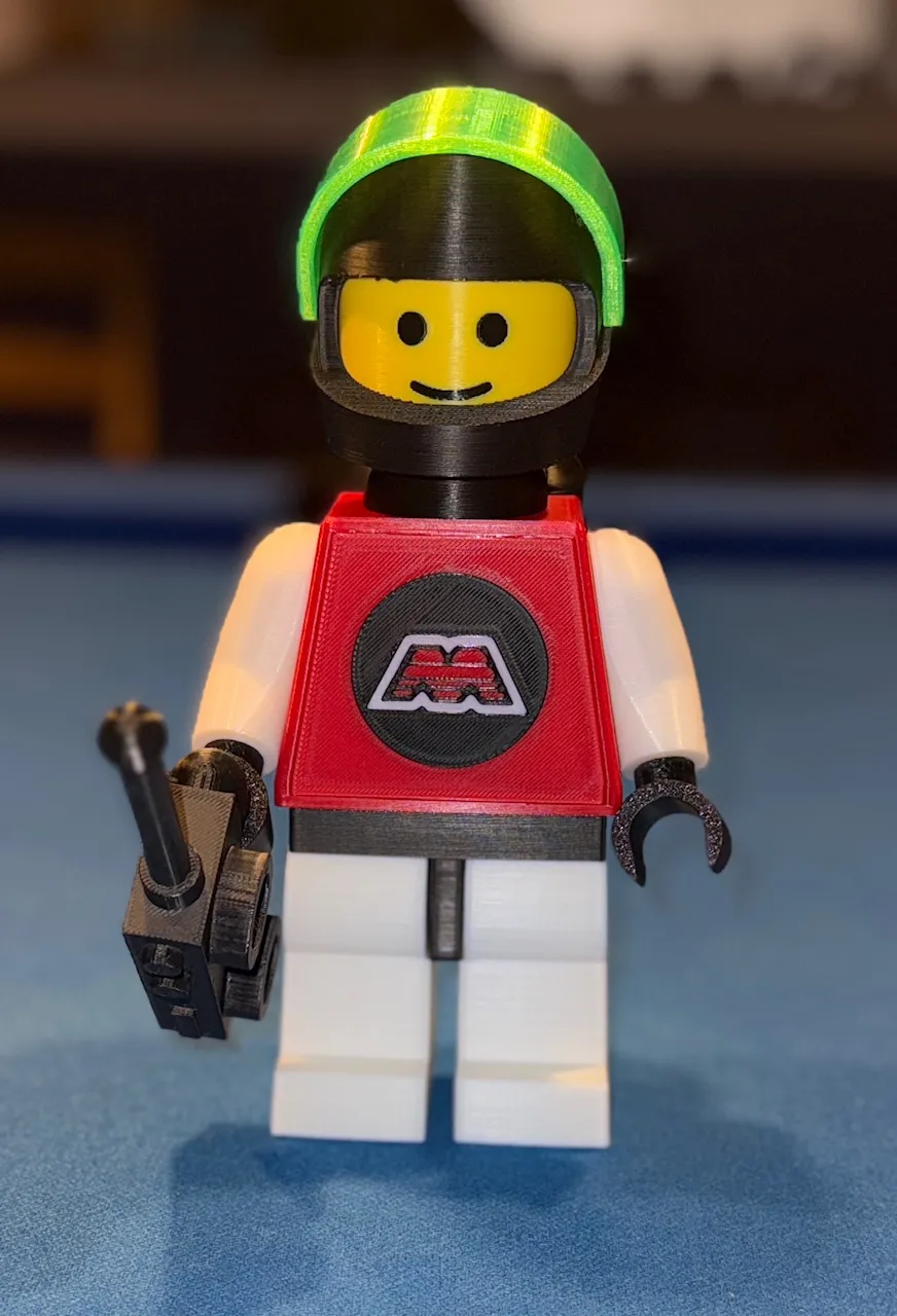 Mô hình M:Tron khổng lồ với bình khí và rô-bốt 3D