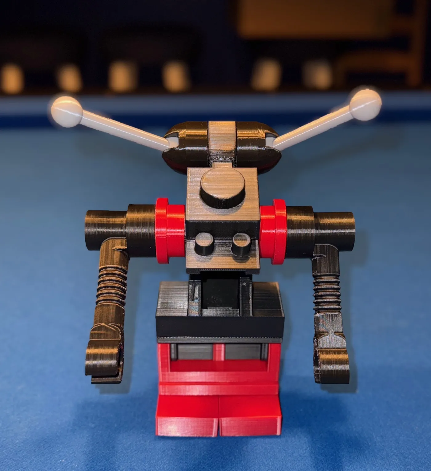 Mô hình M:Tron khổng lồ với bình khí và rô-bốt 3D