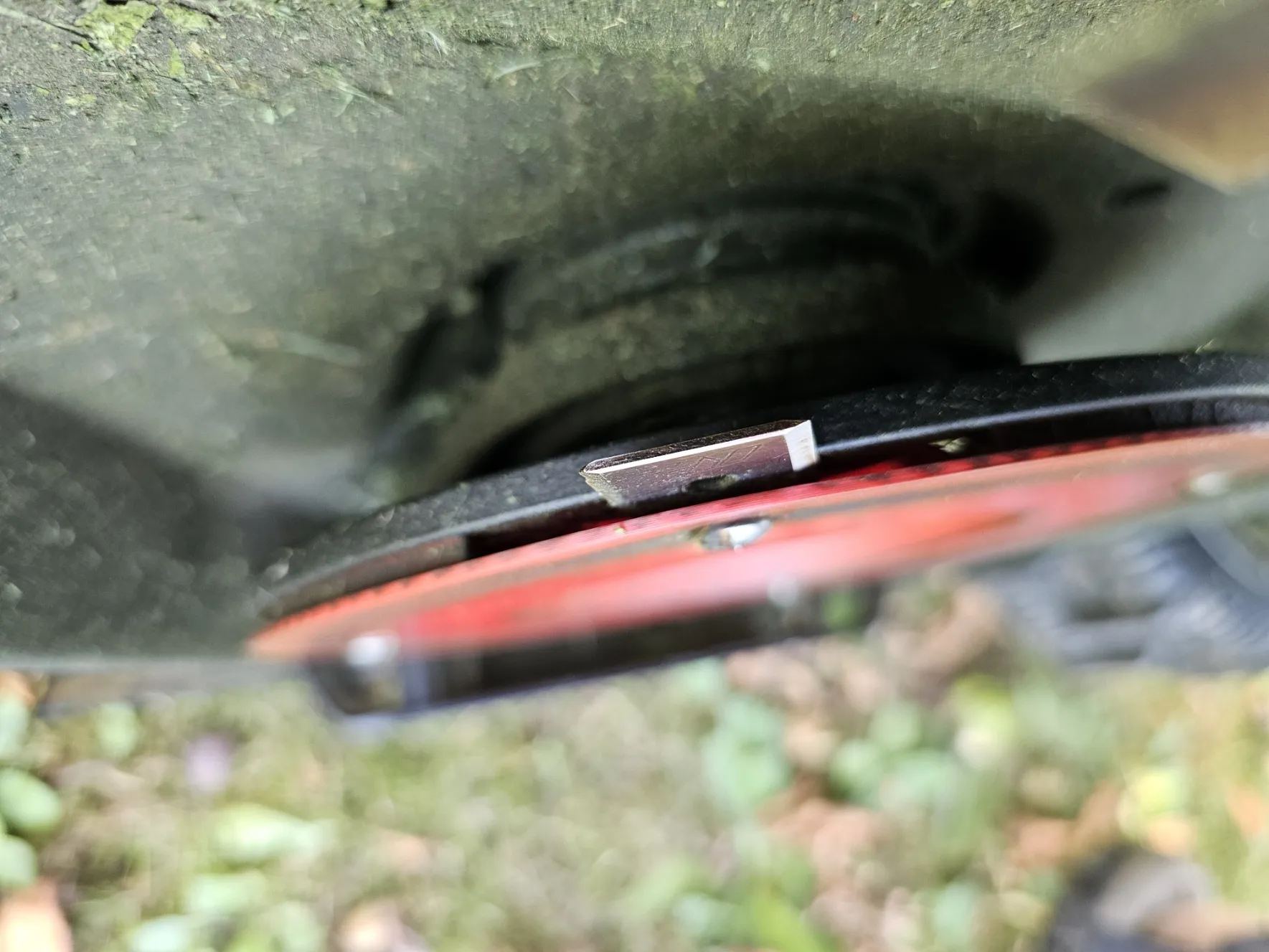 Bảo vệ lưỡi cắt LUBA 2 chống rối cỏ quanh ốc vít