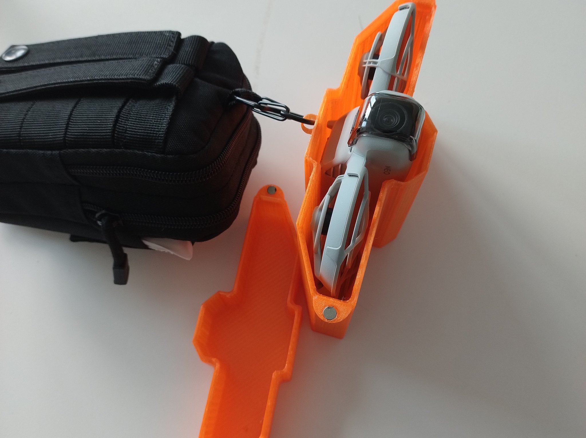 Hộp đựng drone Dji Neo với khe từ tính và vòng treo