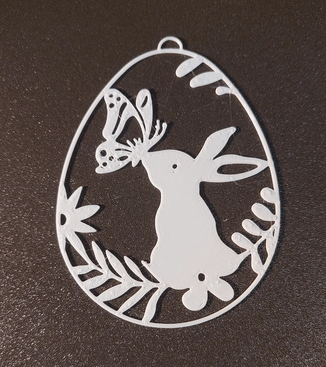 Thỏ Easter với bướm trang trí cho cây mùa Phục Sinh