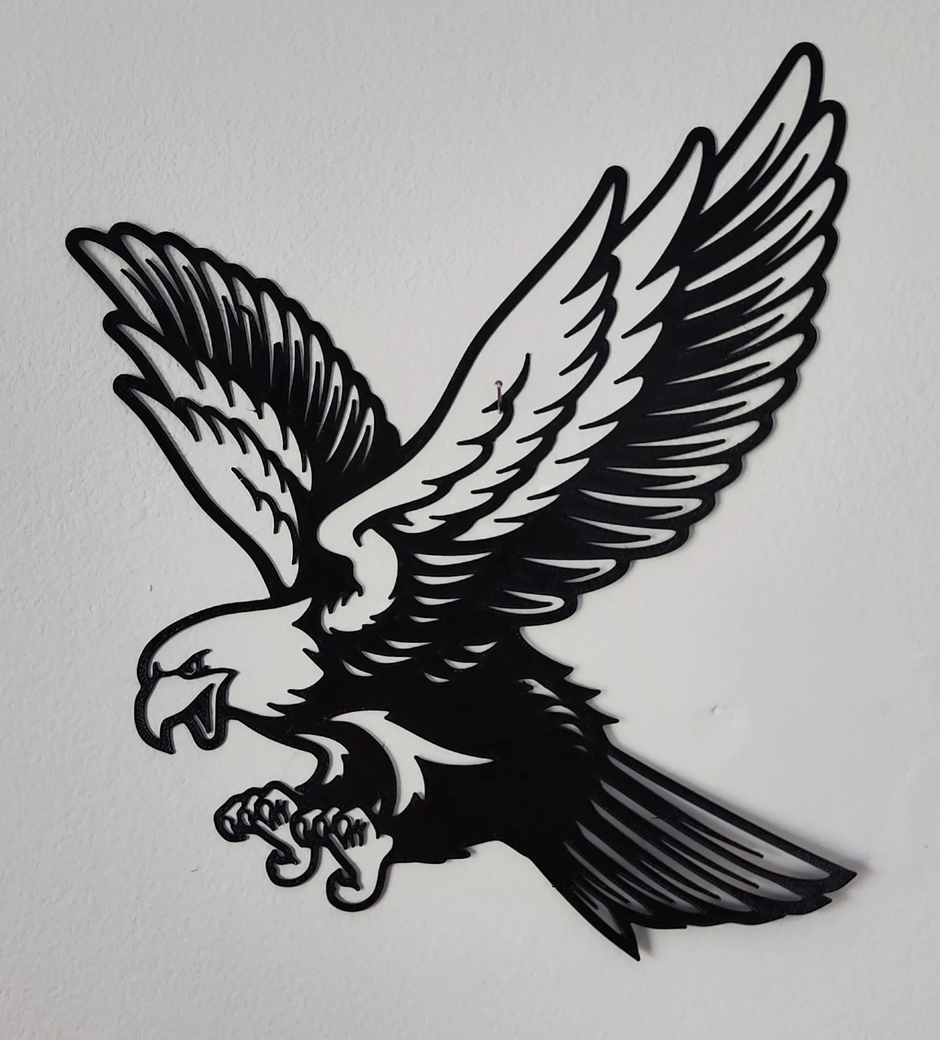 Trang trí tường nghệ thuật với họa tiết đại bàng