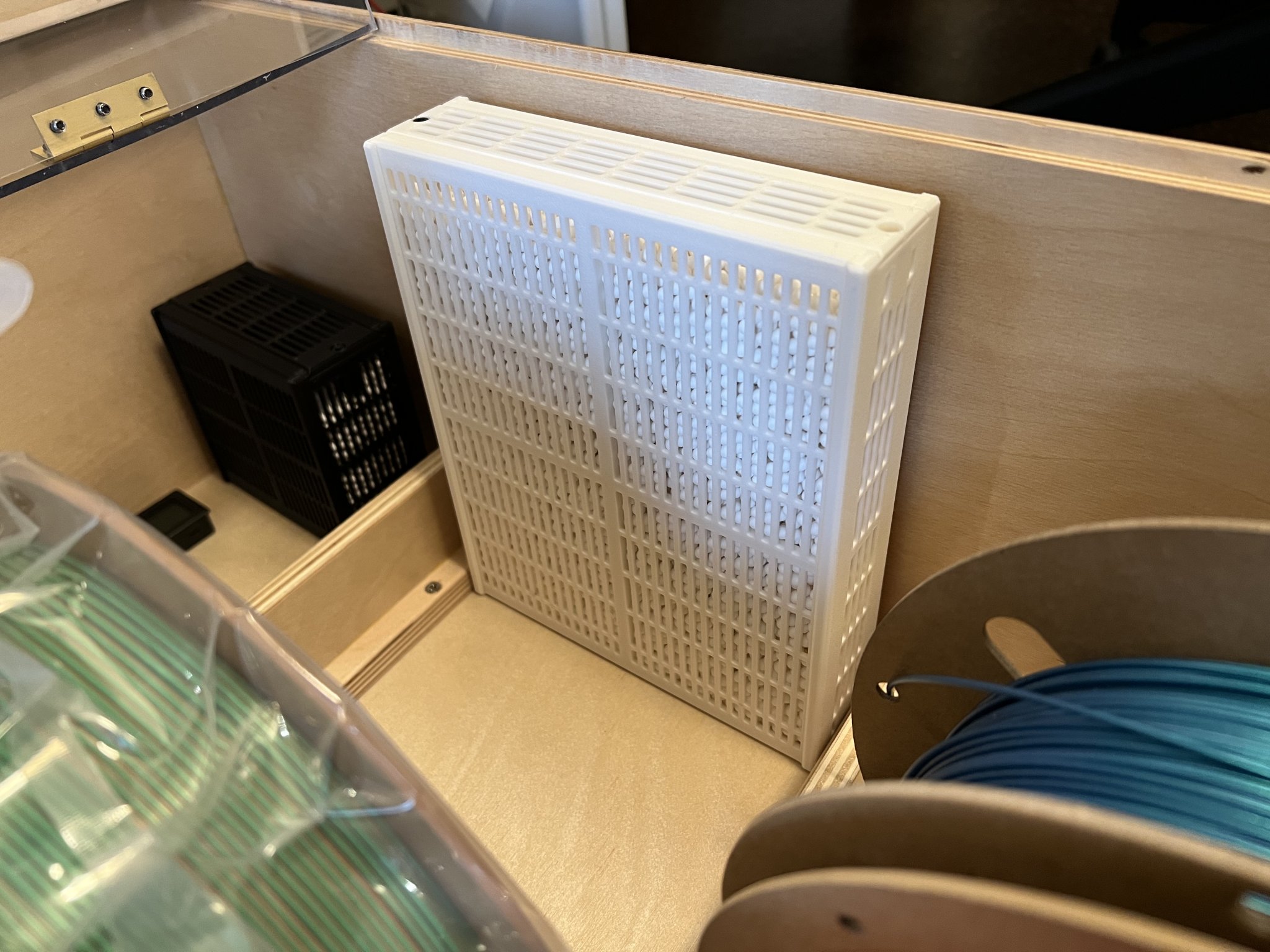 Hộp chứa chất hút ẩm hình chữ nhật cao lớn với phễu