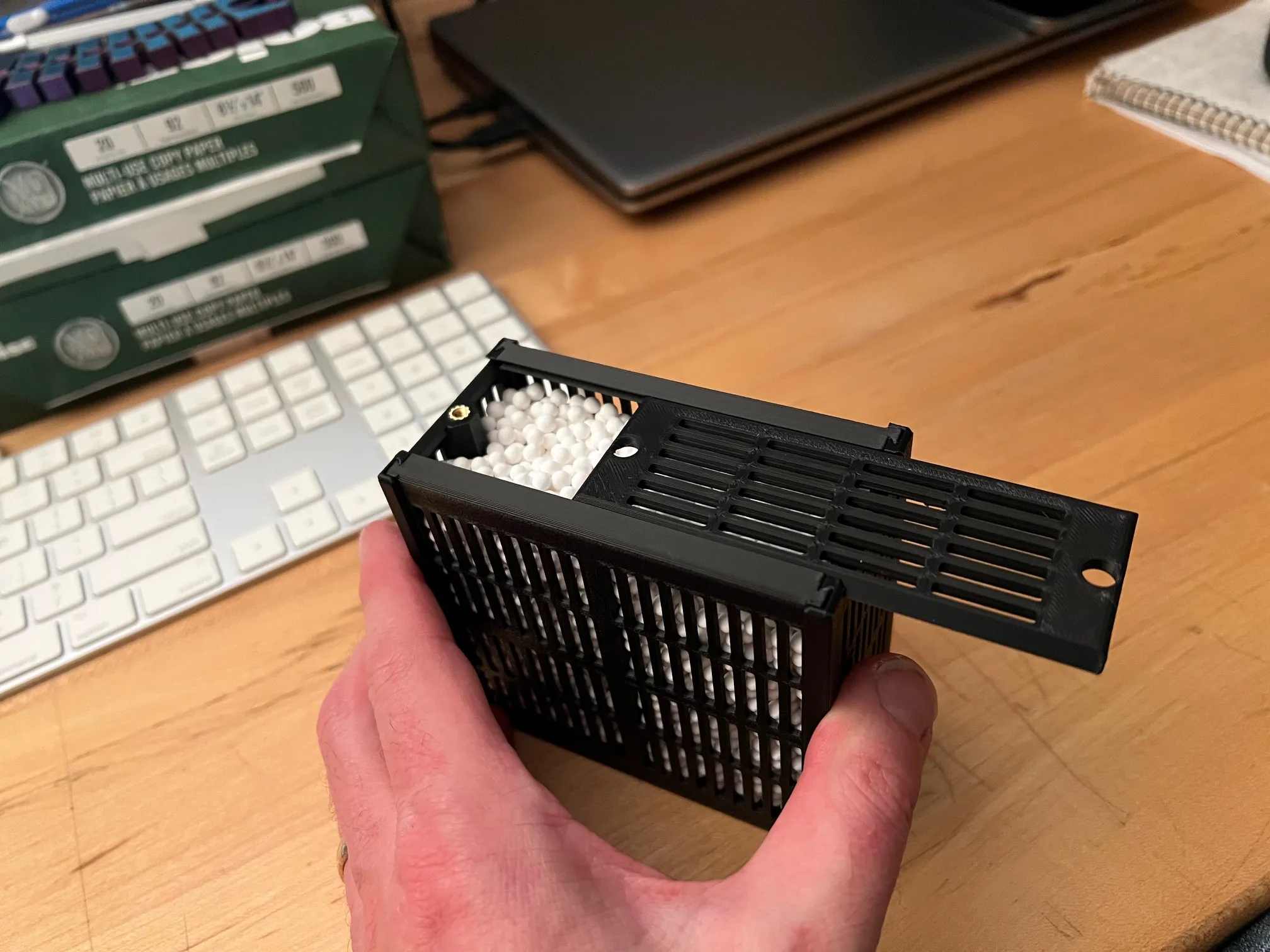 Hộp chứa chất hút ẩm hình chữ nhật cao lớn với phễu