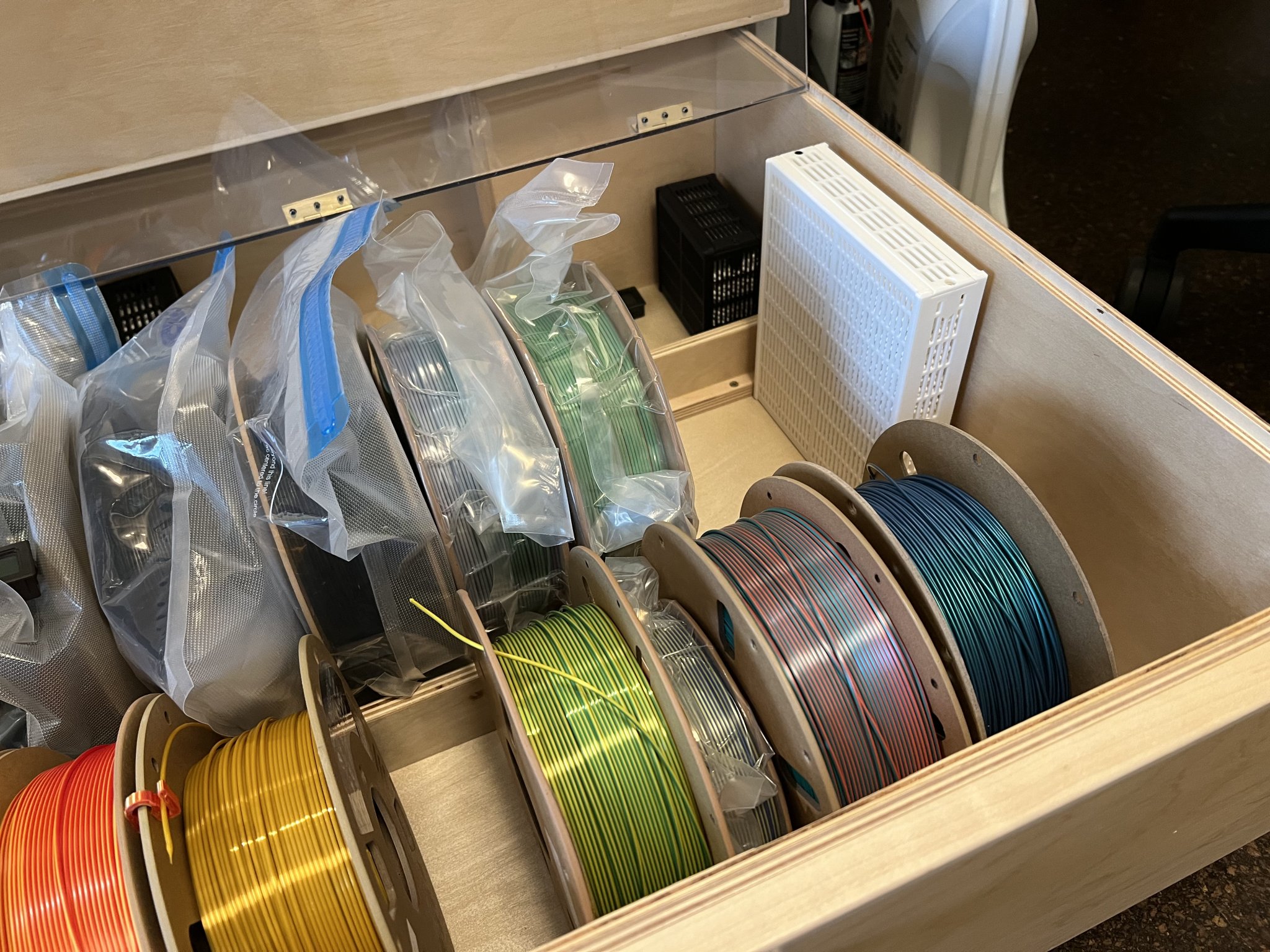 Hộp chứa chất hút ẩm hình chữ nhật cao lớn với phễu