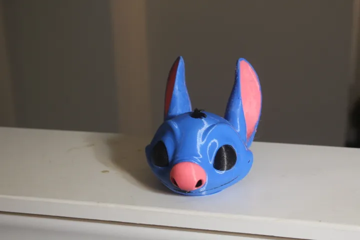 Đầu nhân vật Stich với tai và mặt được sơn màu