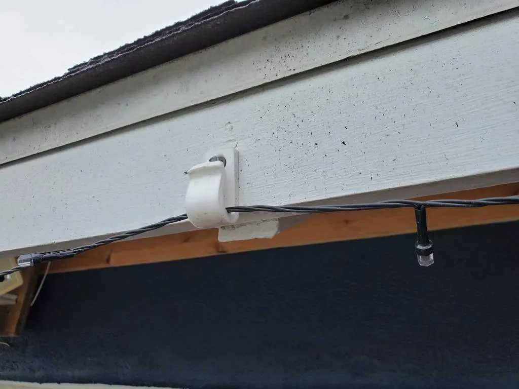 Móc treo đèn Giáng Sinh bền chắc cho ống xối